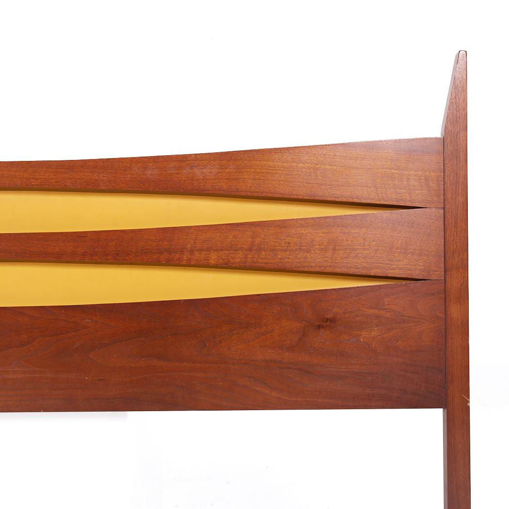 Arne Vodder Style West Michigan Furniture Mid Century Walnut Queen Headboard In Good Condition In Countryside, IL