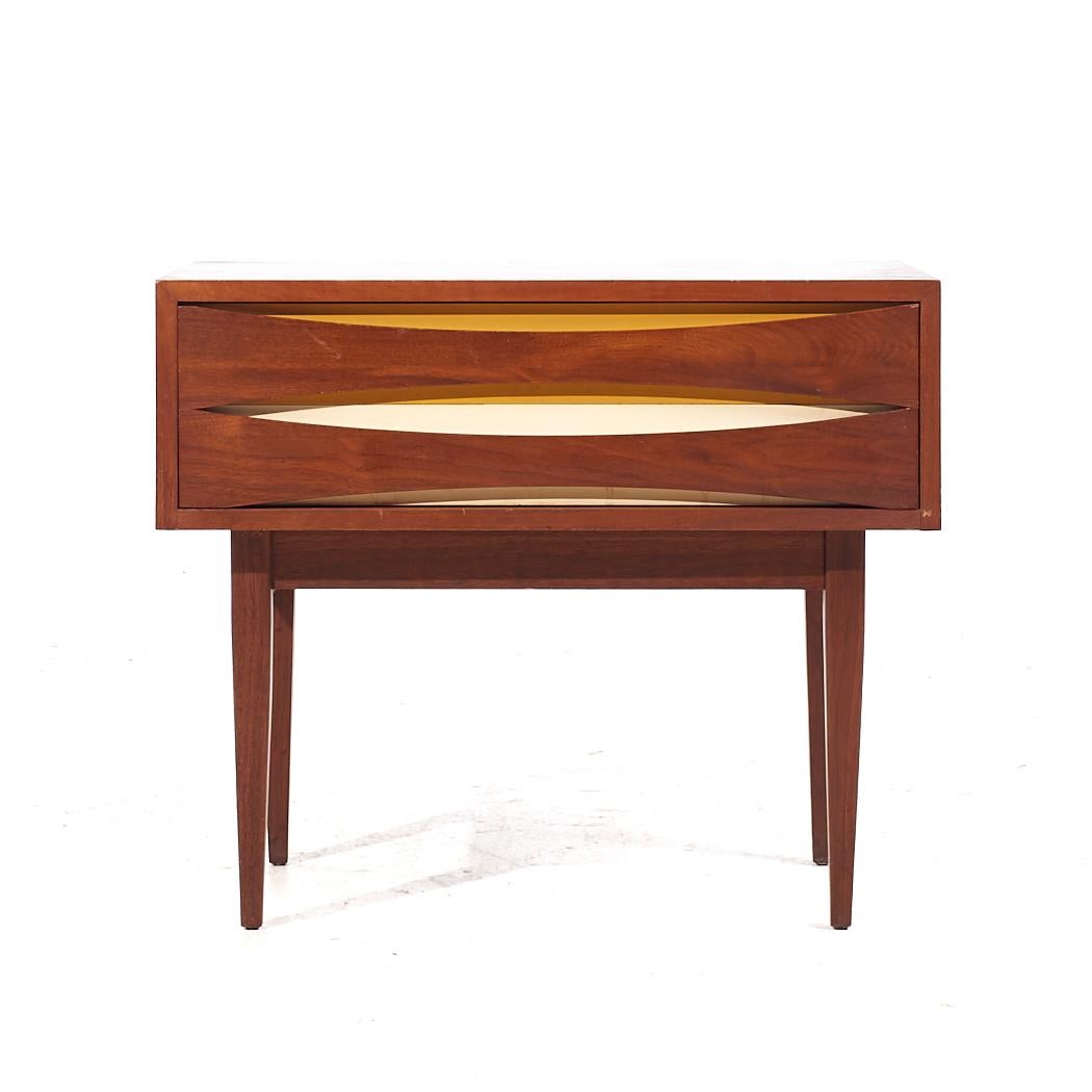 Arne Vodder Style West Michigan Furniture Walnut Nightstands - Pair In Good Condition For Sale In Countryside, IL