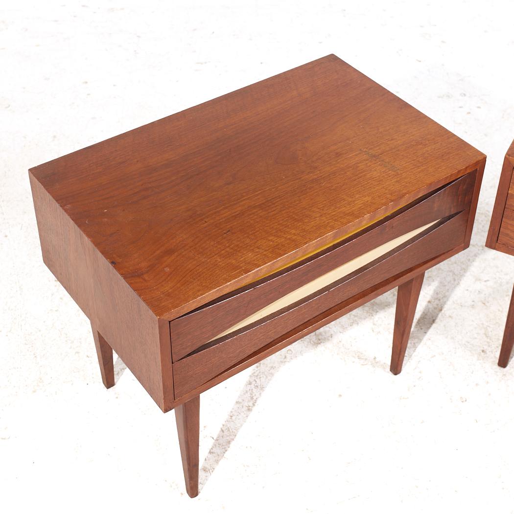 Arne Vodder Style West Michigan Furniture Walnut Nightstands - Pair For Sale 3