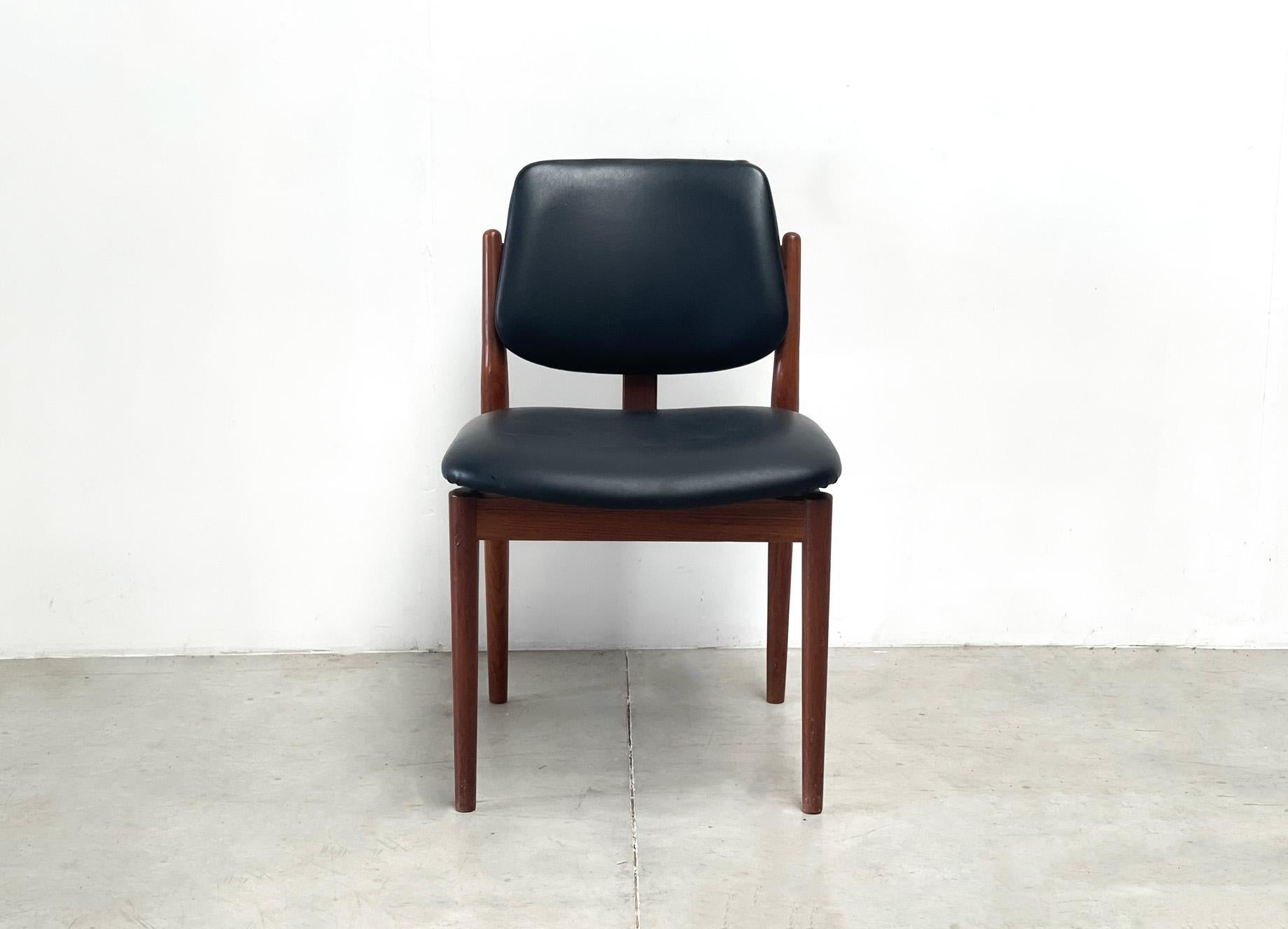 Was für ein eleganter Stuhl. Dieser Stuhl wurde von einem der berühmtesten Designer Dänemarks entworfen. Arne Vodder, der es für den Hersteller Sibast entworfen hat. Sibast ist ein angesehener Hersteller, der für die Herstellung dänischer Möbel von