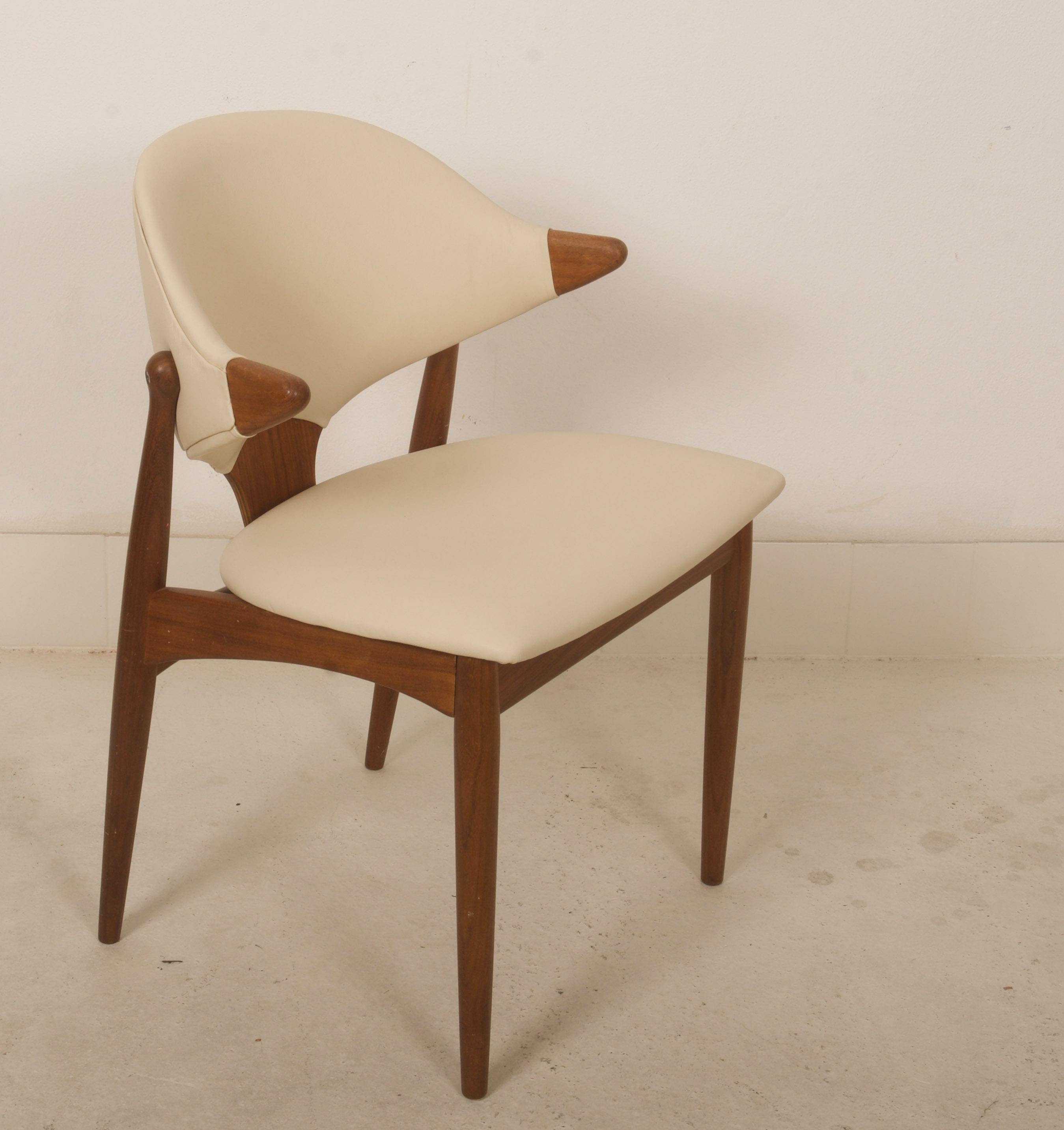 Poltrona in teak massiccio modello 166 di Arne Vodder, disegnata nel 1964 per Vamo Sonderborg. Nuova tappezzeria in pelle color crema. 

