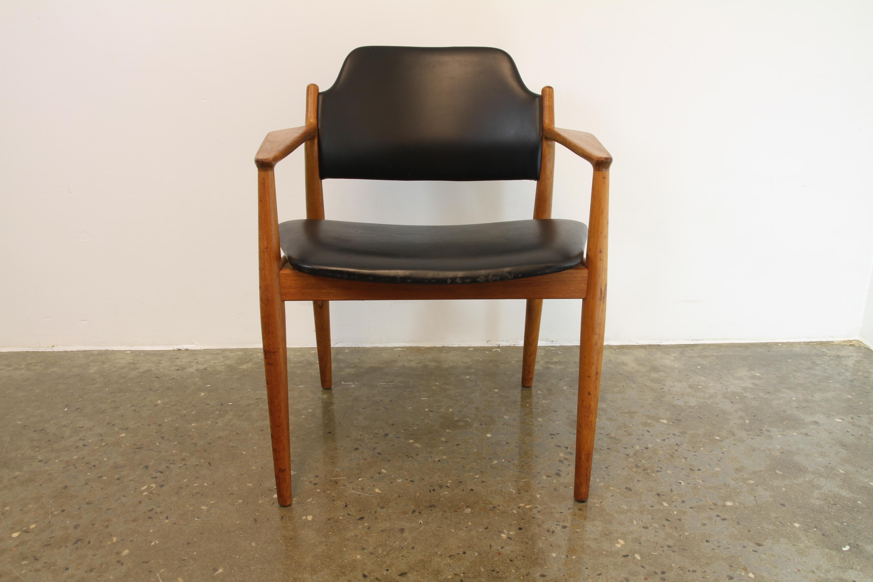 Danish teak armchair by Arne Vodder for Sibast Furniture, 1960s. Beautiful sculpted armchair with the original leather upholstery. Excellent comfort. Great vintage piece.