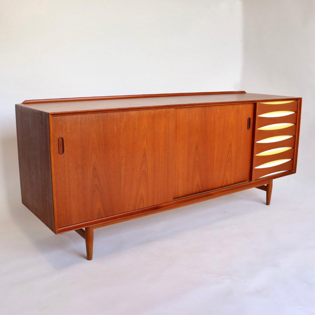 Arne Vodder Credenza, Model 29, for Sibast. The sideboard has 6 drawers, two adjustable shelves behind two sliding doors. The beautiful bowtie front drawers are a beautiful statement piece for any lounge or dining room. Definitely a conversation