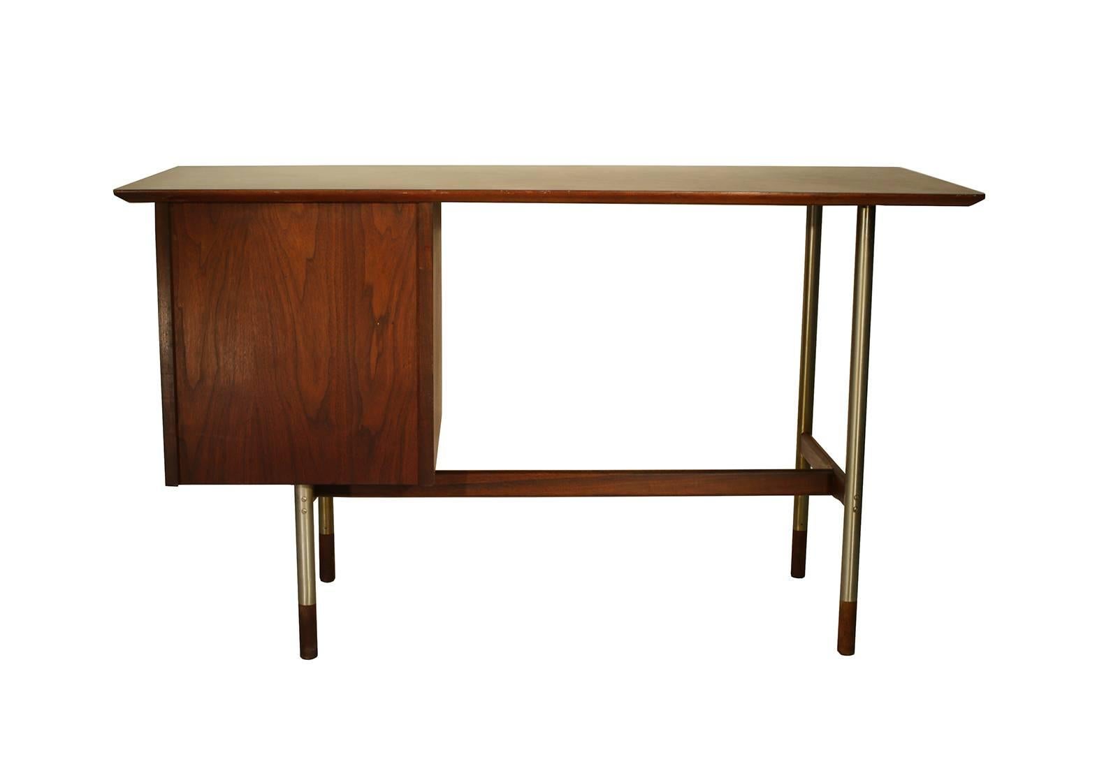 A beautiful Jack Cartwright for Founders freestanding desk. Chromed steel legs and teak frame and shoes. Right side with a drawer section and three front drawers.