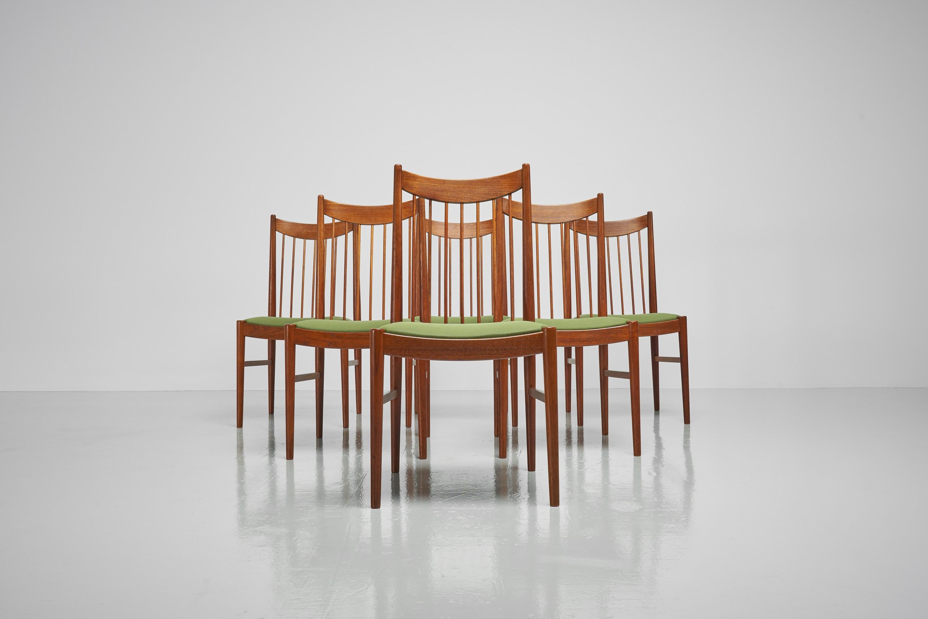 Very elegant set of 6 'model 422' dining chairs designed by Arne Vodder and manufactured by Sibast mobler, Denmark 1960. These dining chairs have a high spine back which is very nicely crafted in a way only the Danish could. The back is slightly