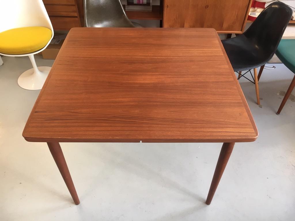 Square teak extendable dining table by Arne Vodder produced by Sibast Furniture, Denmark, circa 1960
Very good condition. Fine details.
Handle under each extendable leaf for an easier work (picture 12)
Table closed 100 x 100 x H 73.5 cm
Table