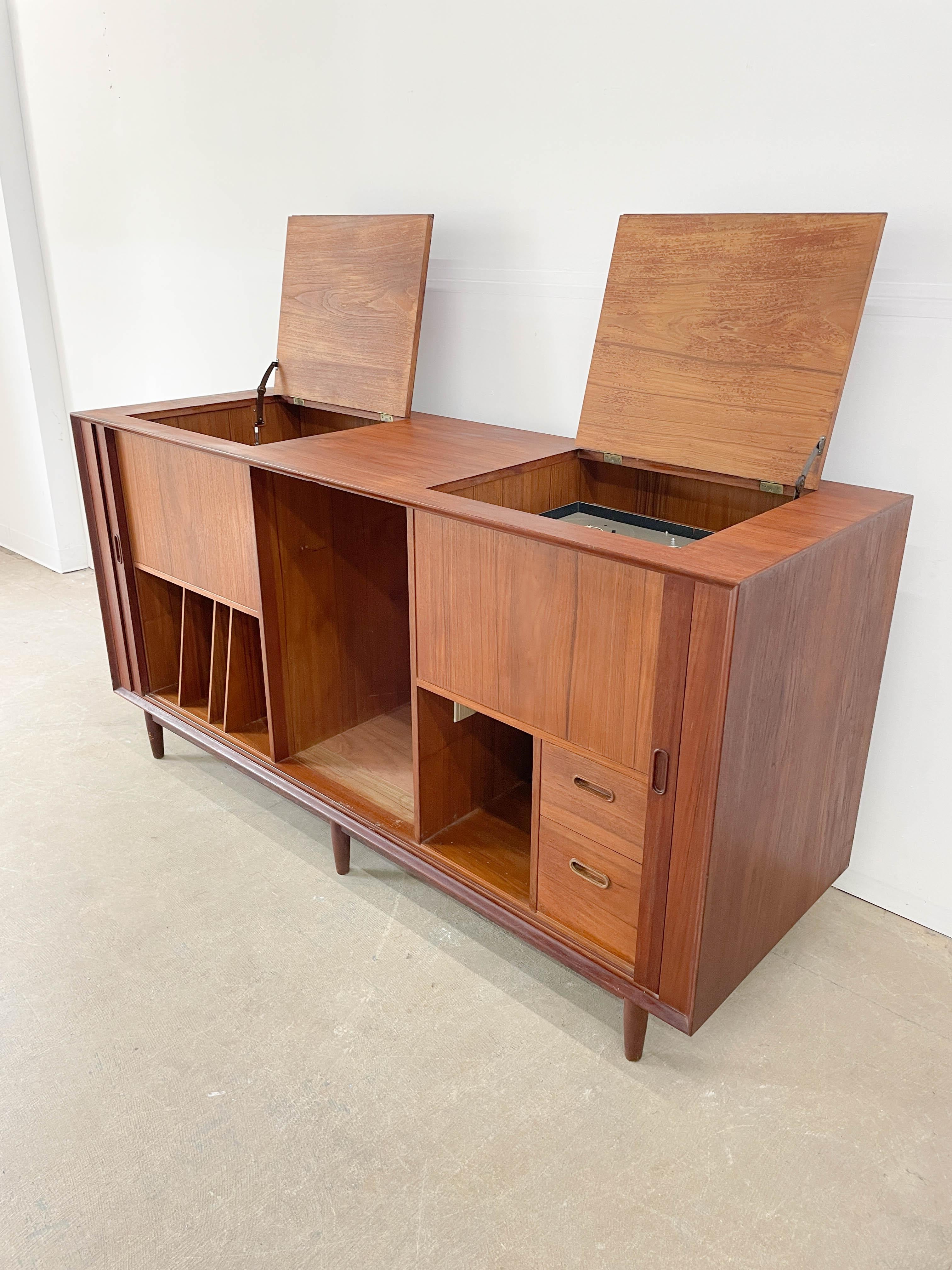 A rare and imposing Hi-Fi cabinet from the 1950s by famed Danish designer, Arne Vodder. Made by Sibast Furniture, this cleverly designed cabinet provides Hi-Fi component and record storage in one great looking cabinet. With convenient waist high