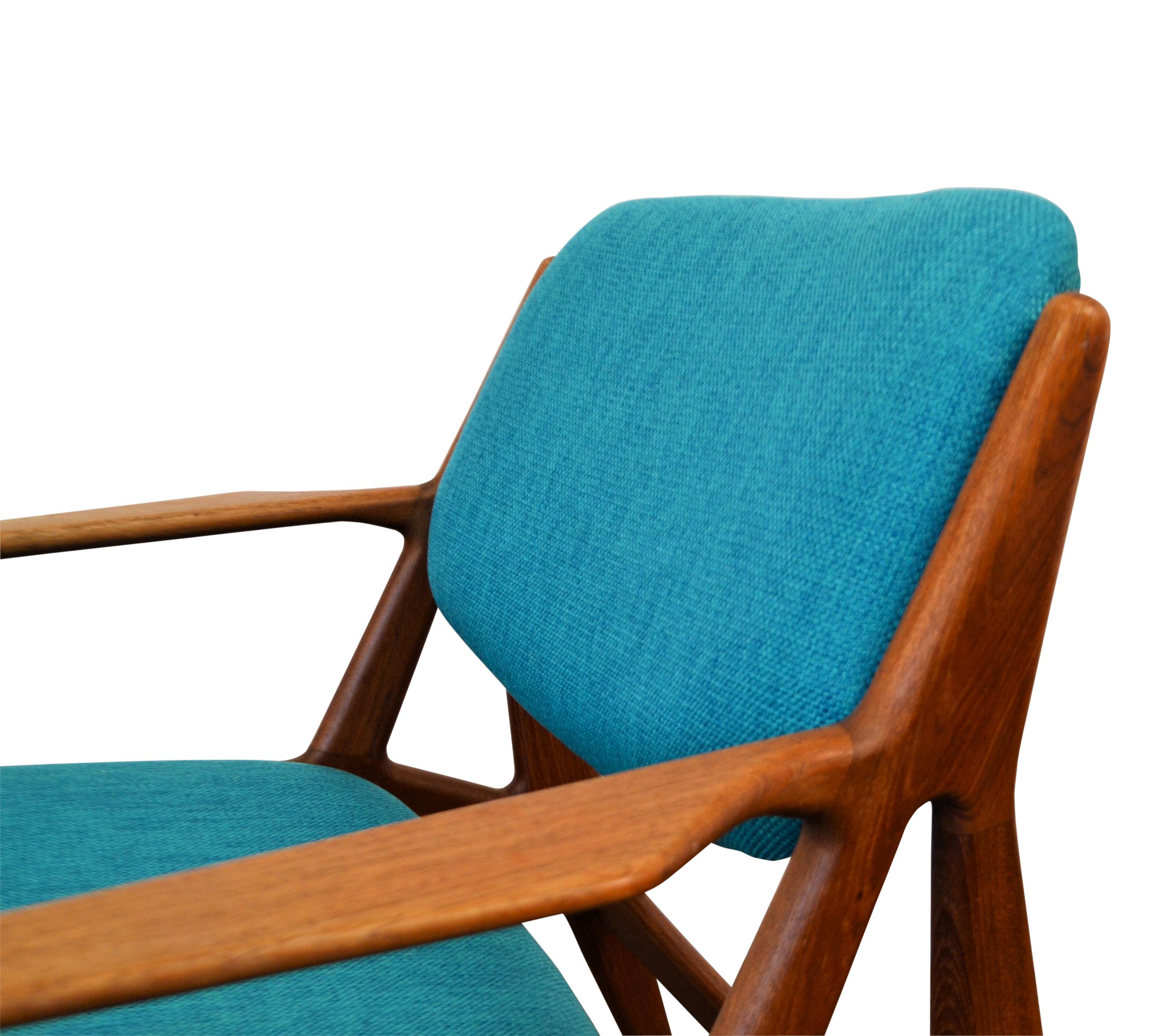 Stylish vintage Danish design easy chair designed by Arne Vodder for Danish manufacturer Vamo. This rare low version of the model “Ellen” slung chair offers excellent comfort, a solid teak frame and new foam and upholstery. Arne Vodder created only