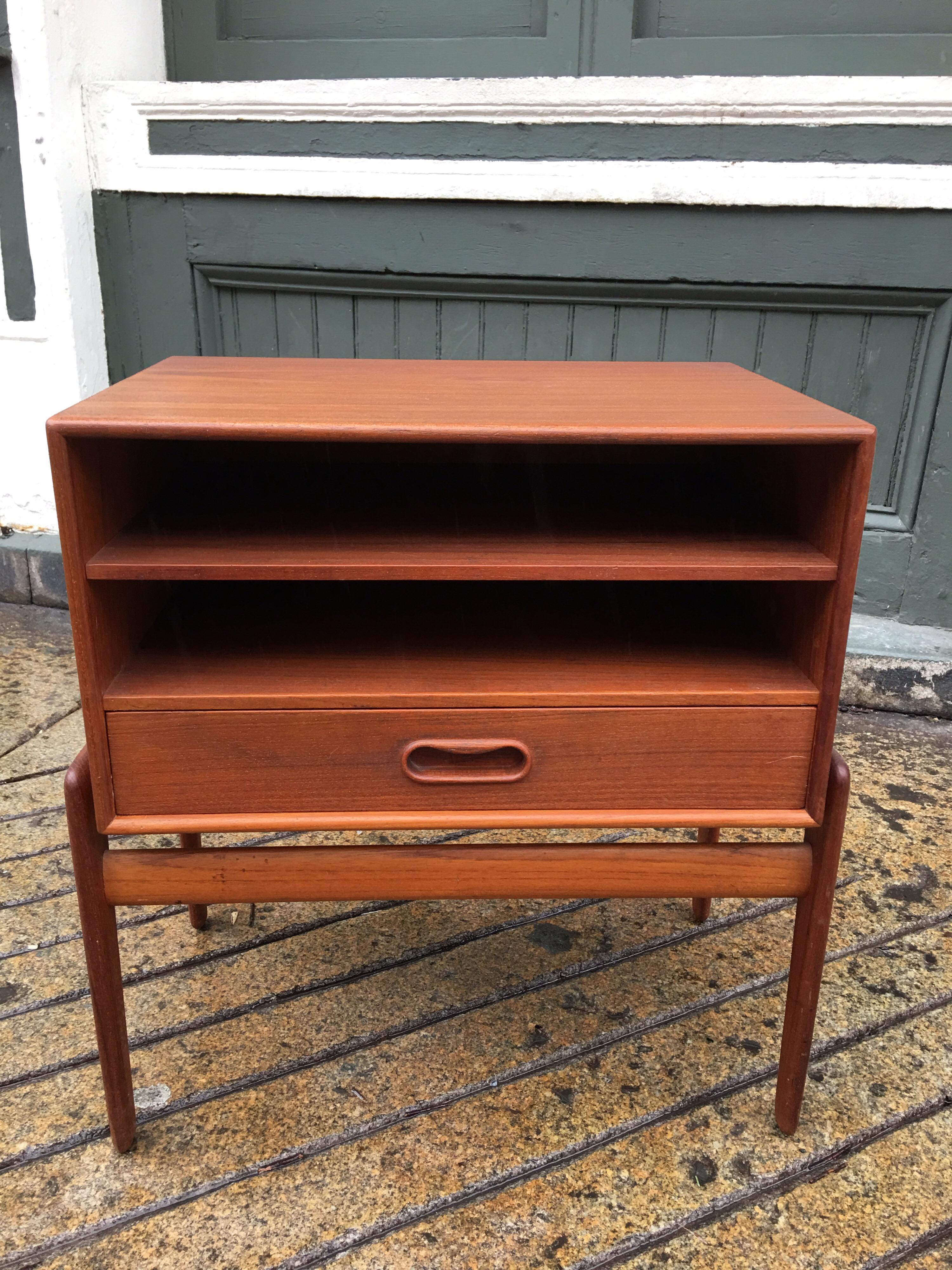 Arne Vodder teak night table or side table for Vamo Sonderborg. One drawer can be placed in 3 different positions. Nice original condition. Versatile piece that can be used in many settings.