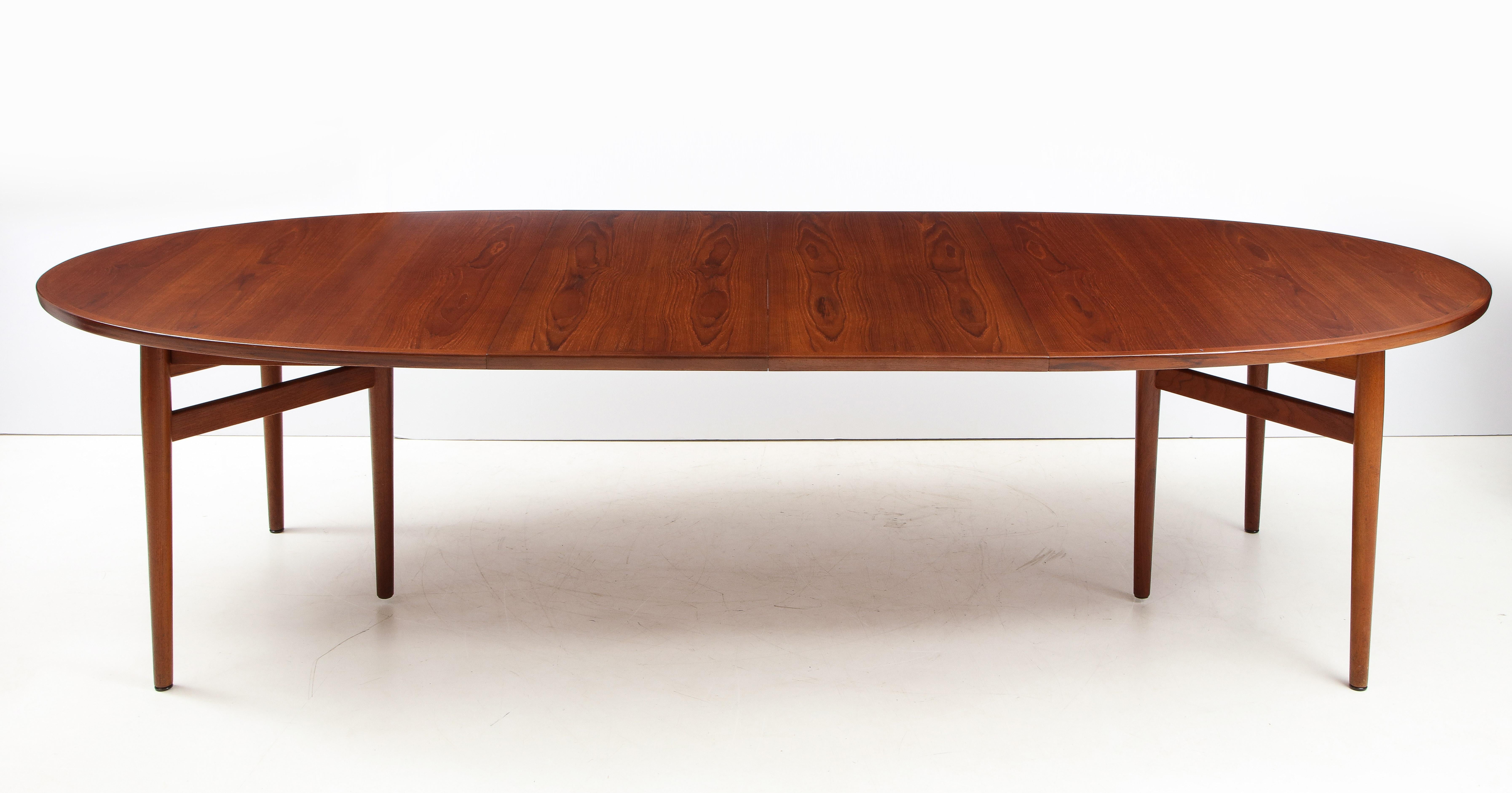 1960s Mid-Century Modern teak oval dining table model 212 designed by Arne Vodder for Sibast Furniture.

Length without the leaves 78