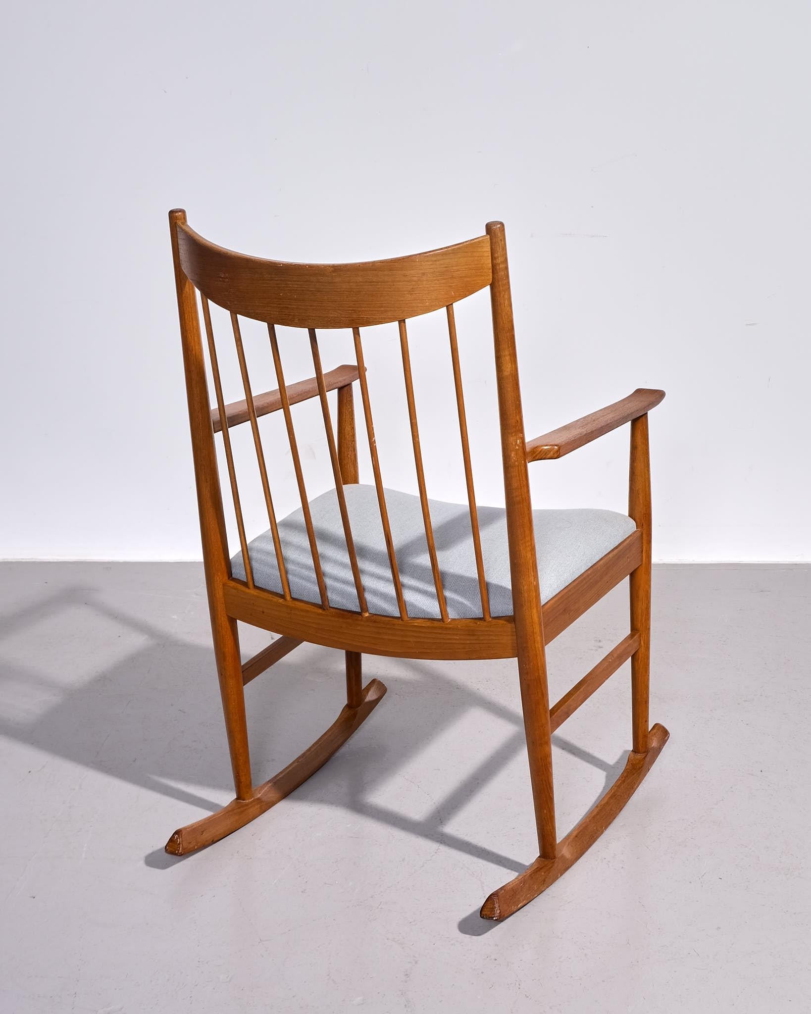 Disegnata da Arne Vodder per Sibast negli anni '60, questa sedia a dondolo danese è un raffinato esempio di artigianato scandinavo di metà secolo. Realizzato in teak massiccio, presenta linee pulite e una struttura ben bilanciata che unisce