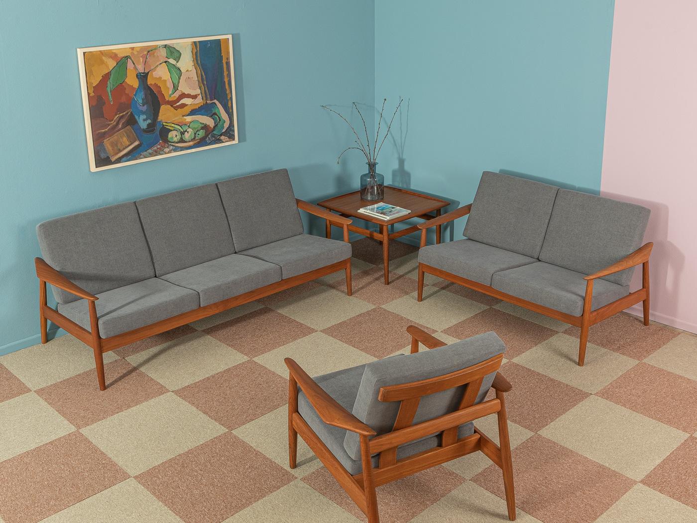 Wonderful 3-seater sofa from the 1960s. Model FD 164 by Arne Vodder for France & Søn with a high quality solid teak wood frame. The seat and backrest have been reupholstered and covered with a high-quality fabric in grey.

Quality Features:
-