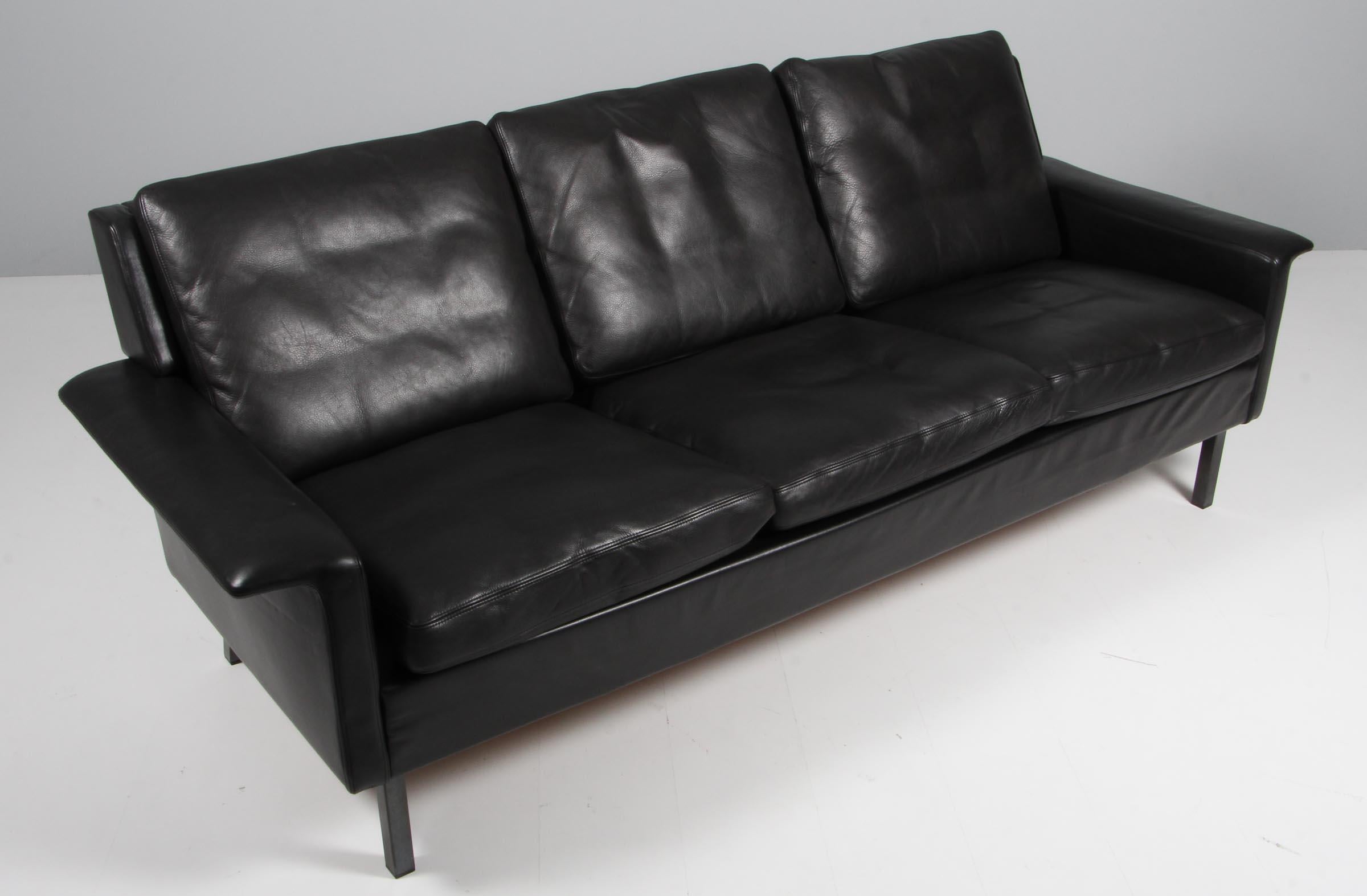 Arne Vodder three-seat sofa original upholstered with black leather.

Legs of steel.

Made by Fritz Hansen.