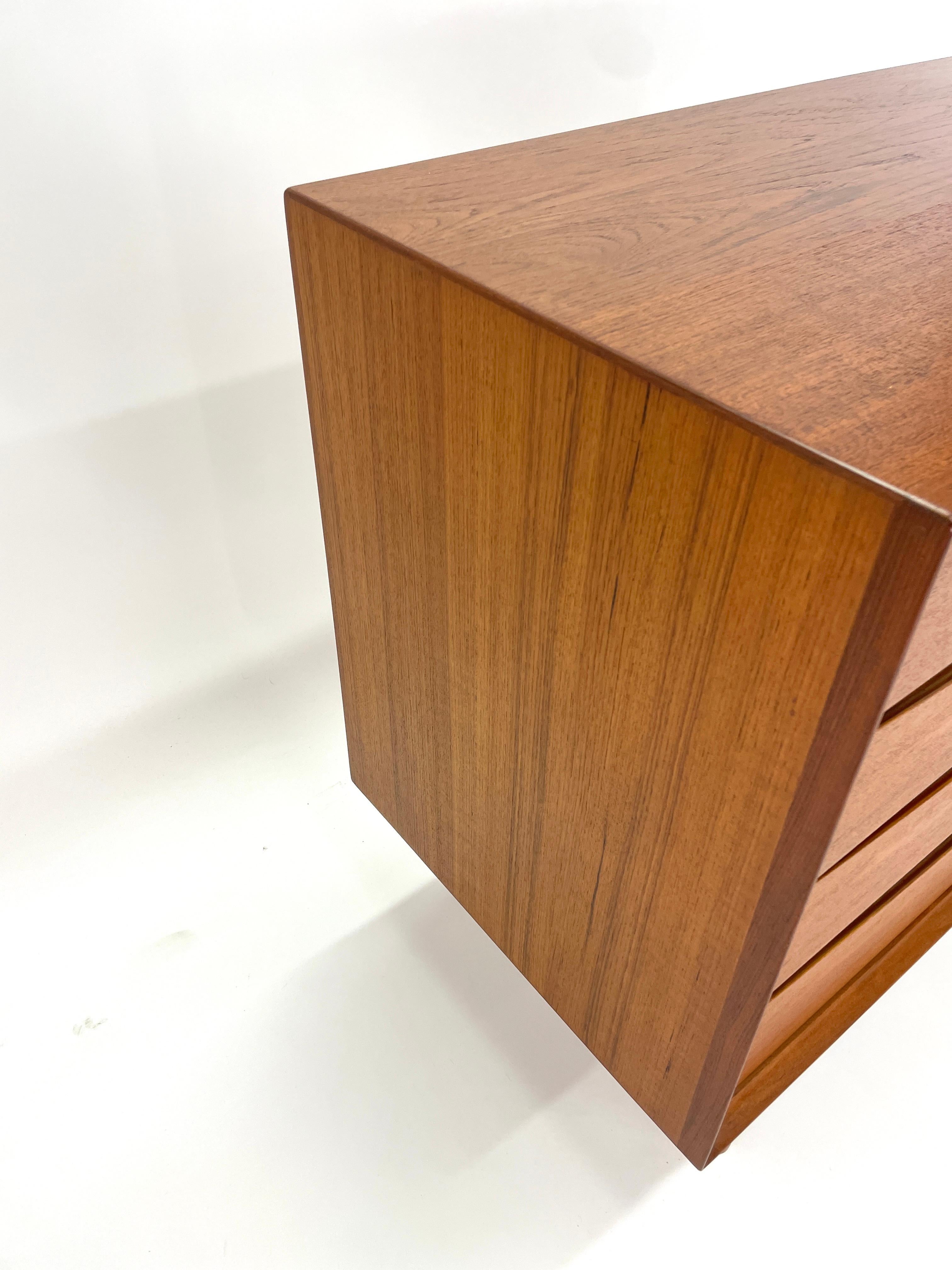 Teck Commode à 4 tiroirs de la Triennale d'Arne Vodder par Sibast (2 disponibles) en vente