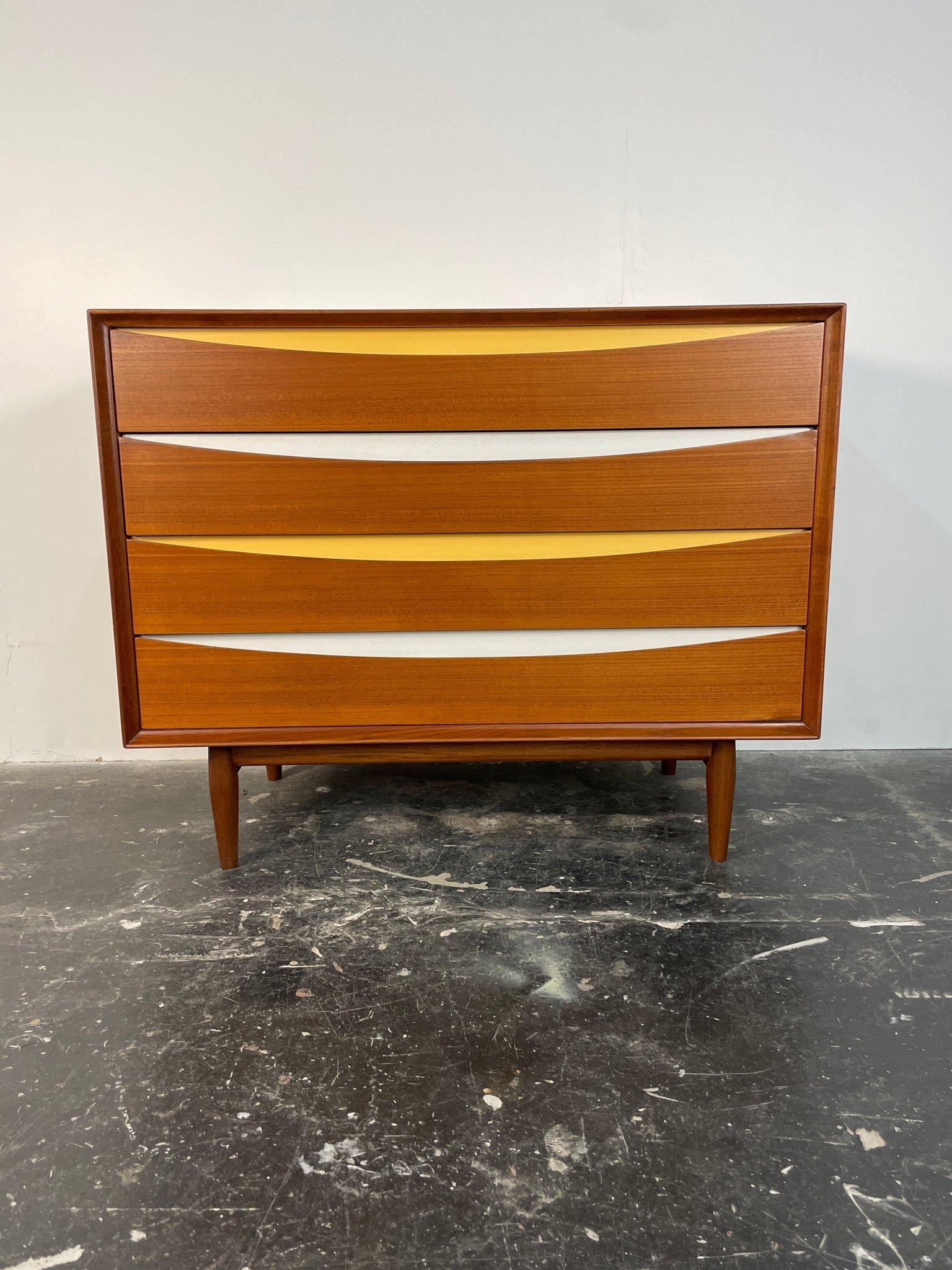 L'iconico design di Arne Vodder Triennale a 4 cassetti è stato prodotto da Sibast Mobler, intorno al 1950. Realizzato in teak, il comò a 4 cassetti è un classico dell'arredamento Danish Teak Classics. I cassetti sono alternati in giallo e bianco. I