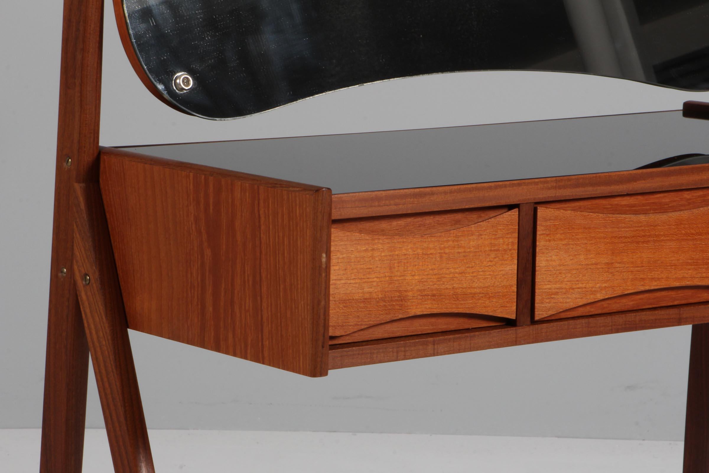 Arne Vodder vanity table in teak. Mirror and drawers.

Made in the 1960s.