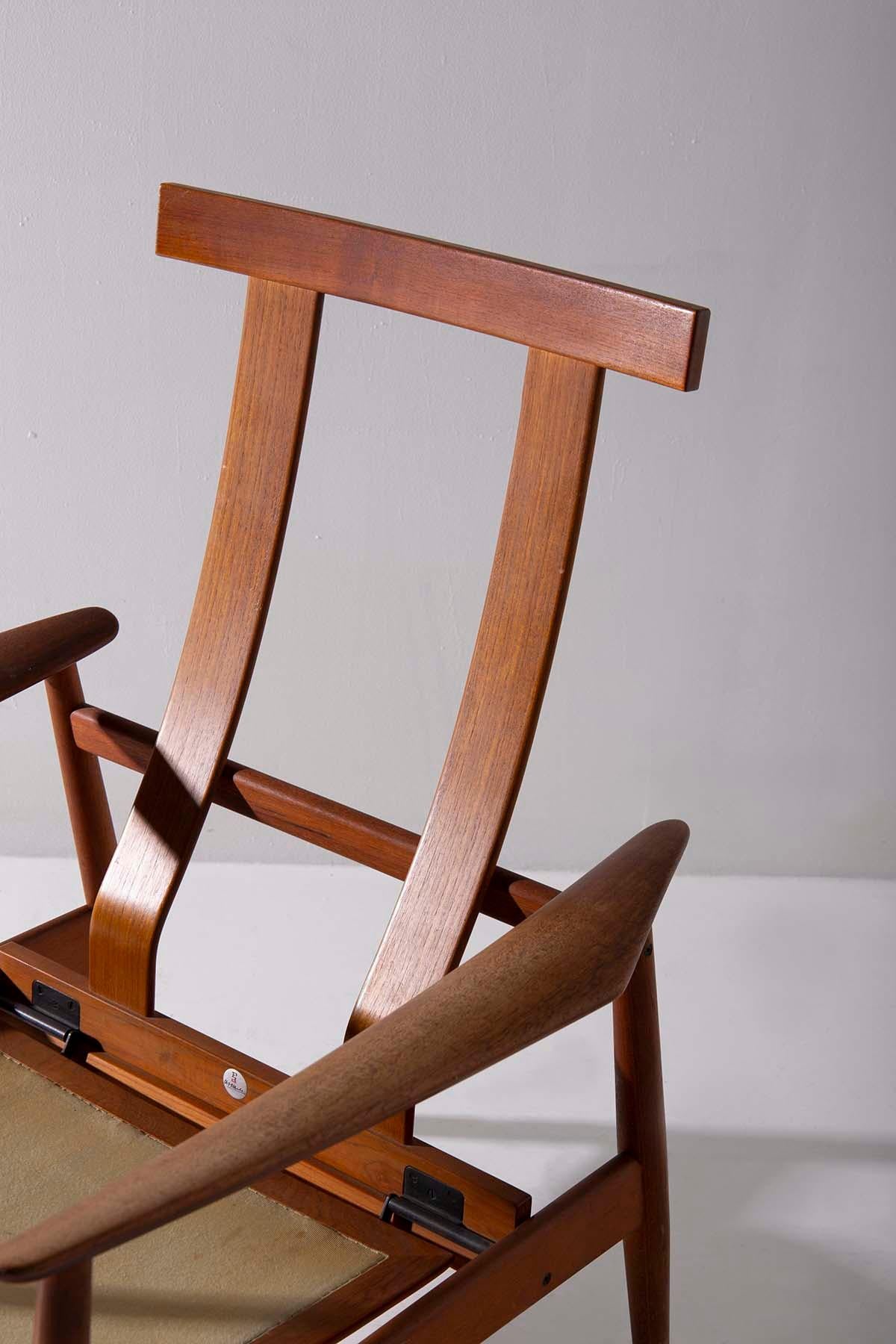 Un fauteuil de relaxation vintage du célèbre Arne Vodder, fabriqué pour France & Daverkosen dans les années 1950, témoigne d'un design intemporel. Son authenticité est soulignée par la présence de l'étiquette originale, portant le modèle FD 164,