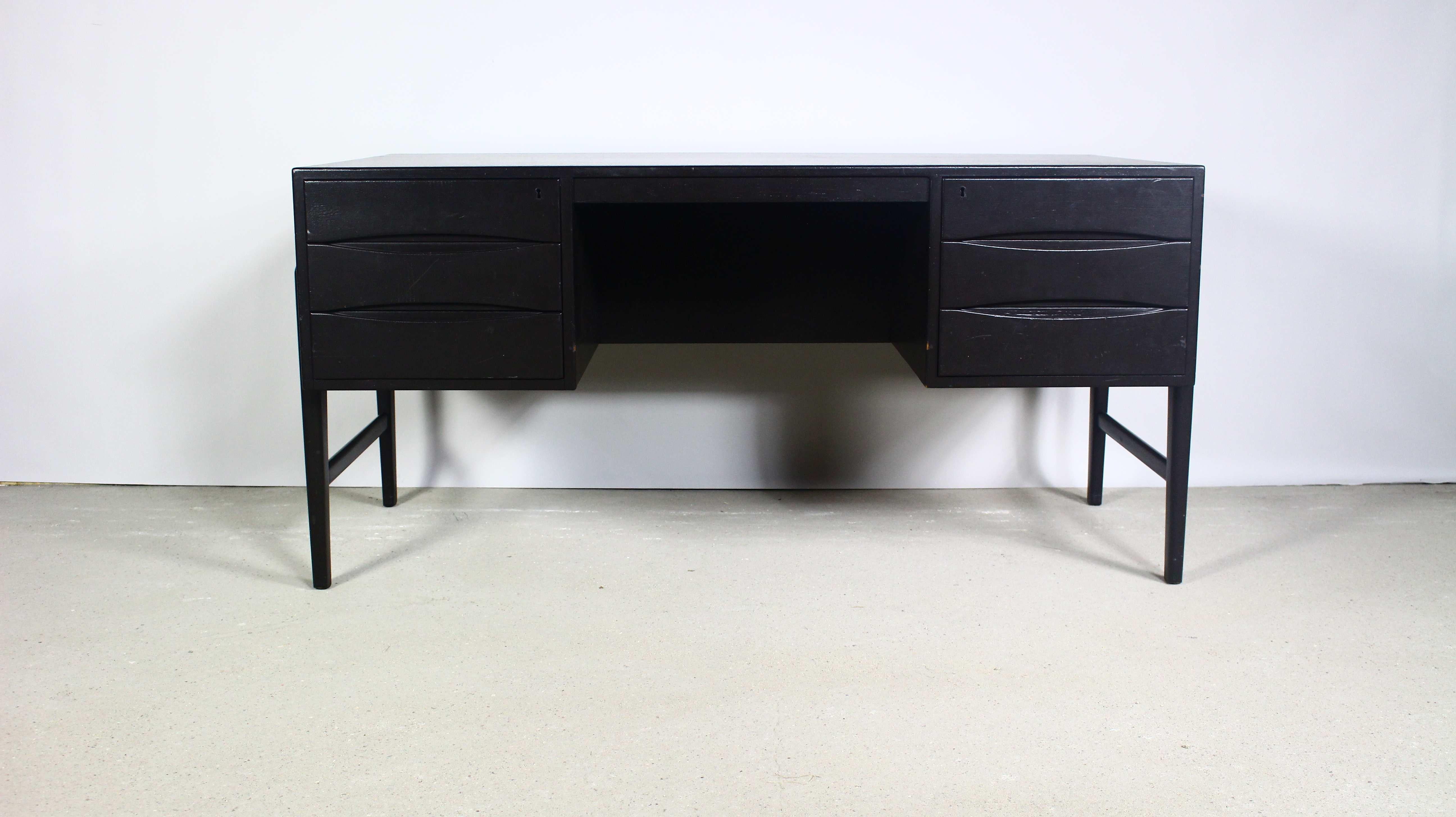 Danish freestanding desk by Arne Vodder.
Made in Denmark during 1960s.
Painted in black colour.
Scratches and marks.
Key missing.