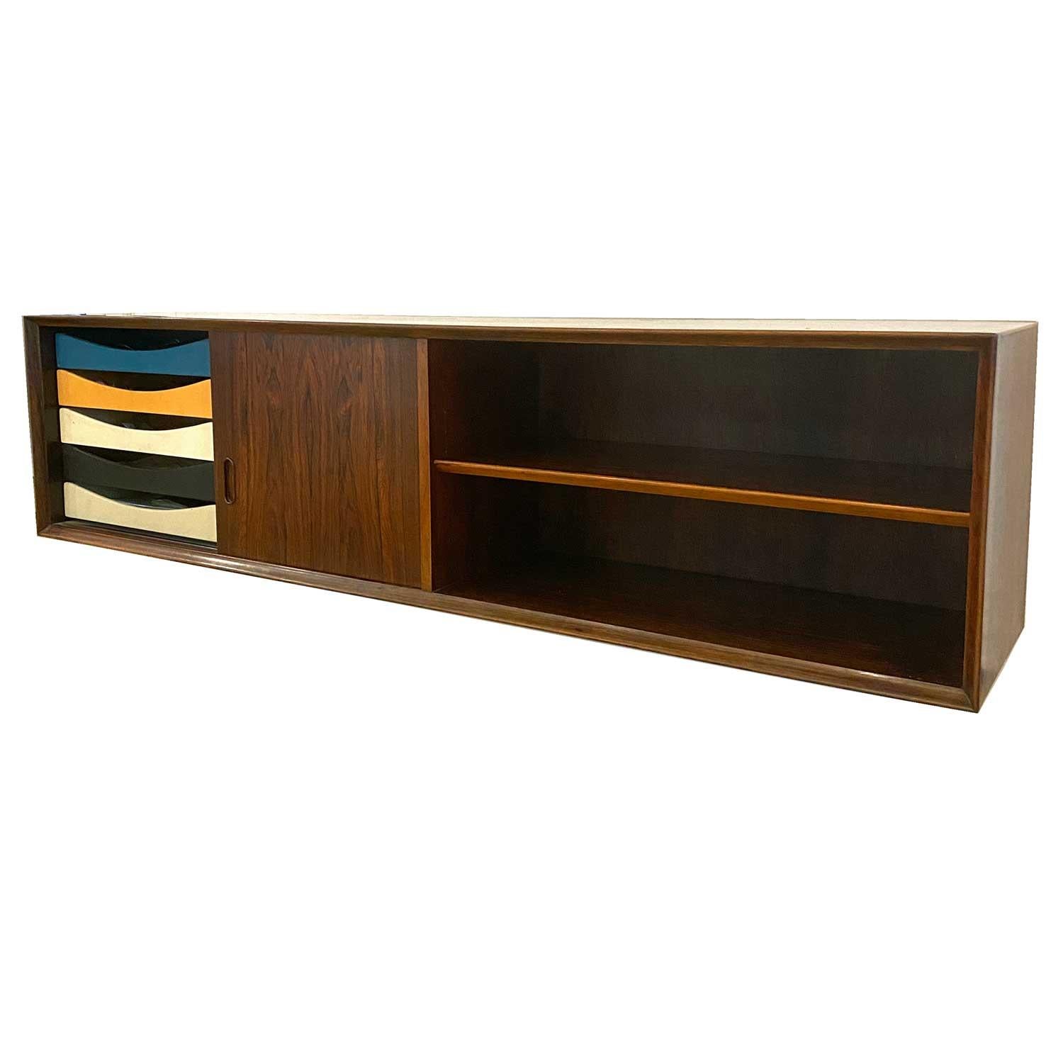 Arne Vodder wall rosewood sideboard
Arne Vodder, wall sideboard in rosewood and lacquered wood for the Danish brand Sibast, circa 1960. Very good state of conservation, the rosewood retains its initial appearance. Possibility of returning the door: