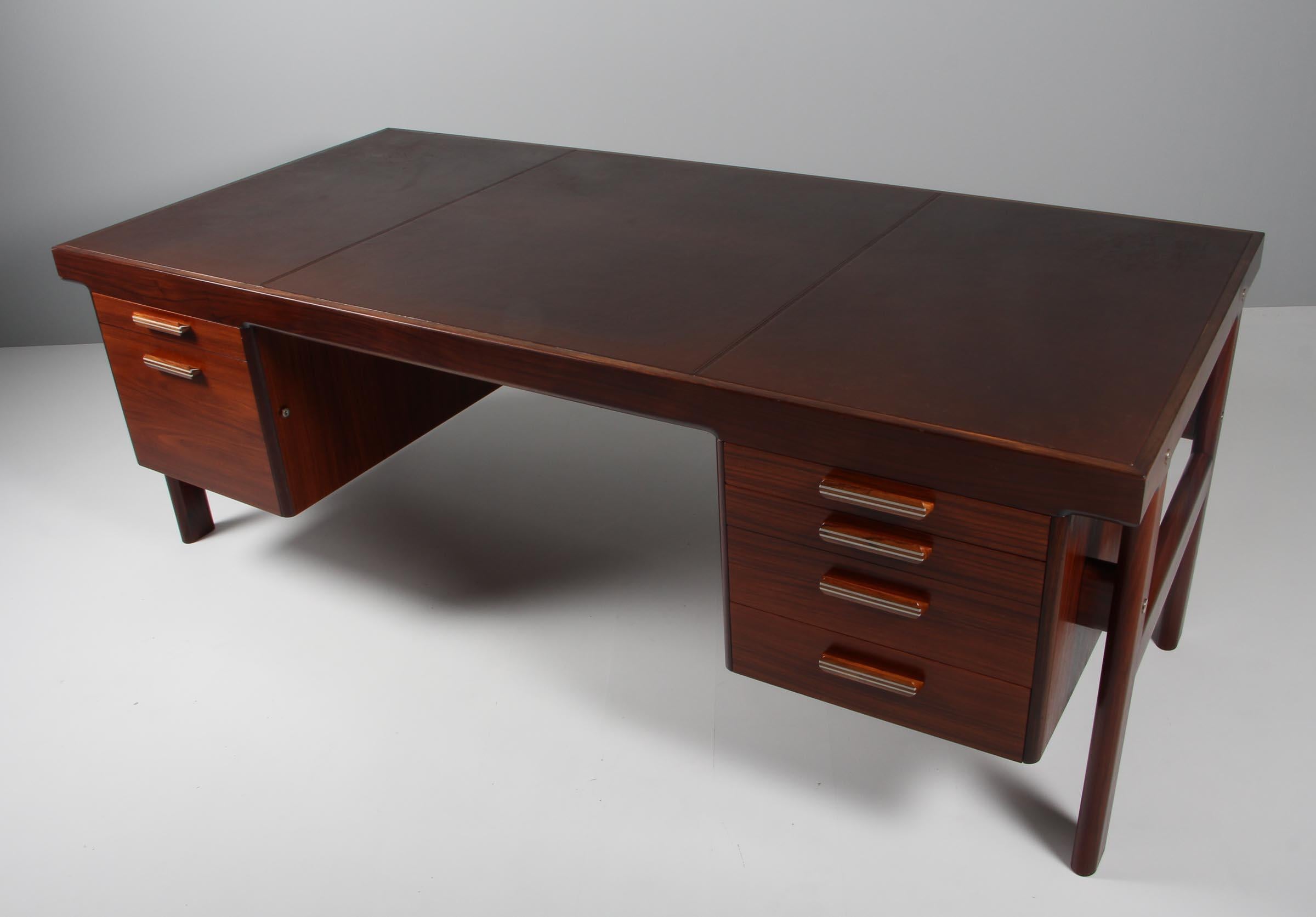 Arne Vodder writing desk in rosewood with plate of brown patinated leather. 

Made by Sibast.