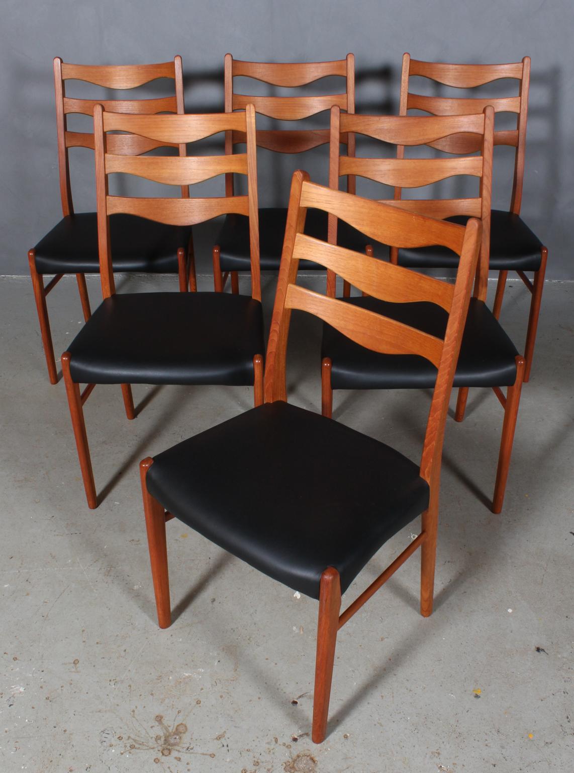 Six dining chairs designed by Arne Wah for Glyngore Stolefabrik. 

Chairs crafted of solid teak with new upholstered seats in black aniline leather.