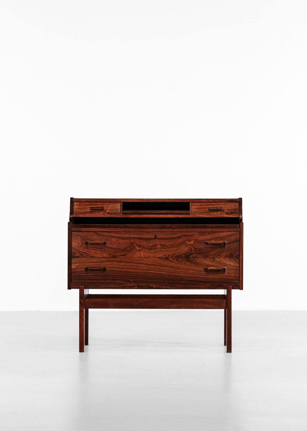 Nice commode designed by Arne Wahl Iverson, Danish designer. Made of rosewood with a mirror.