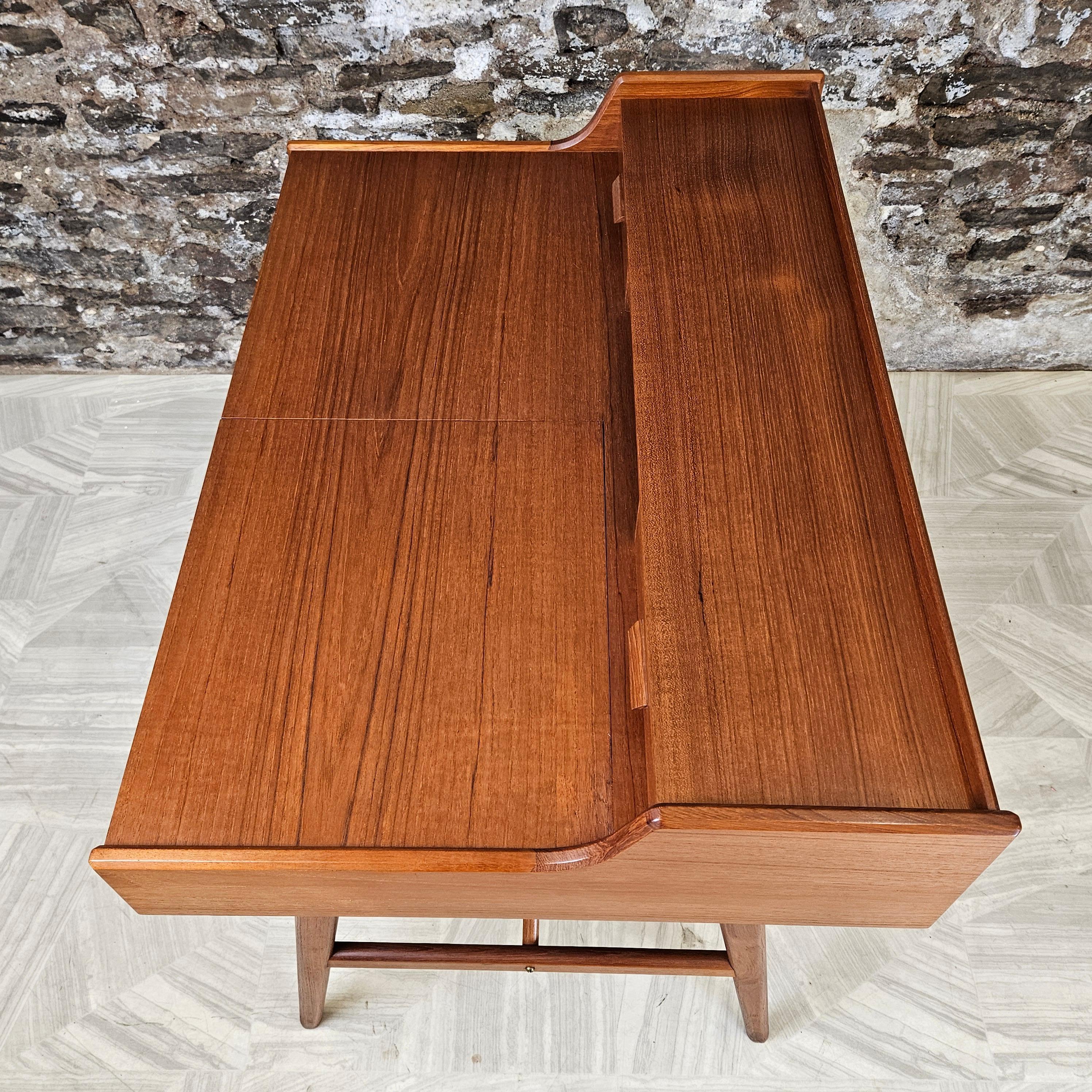 Arne Wahl Iversen Danish Teak Desk/Vanity Model 65 In Good Condition In Hamilton, Ontario