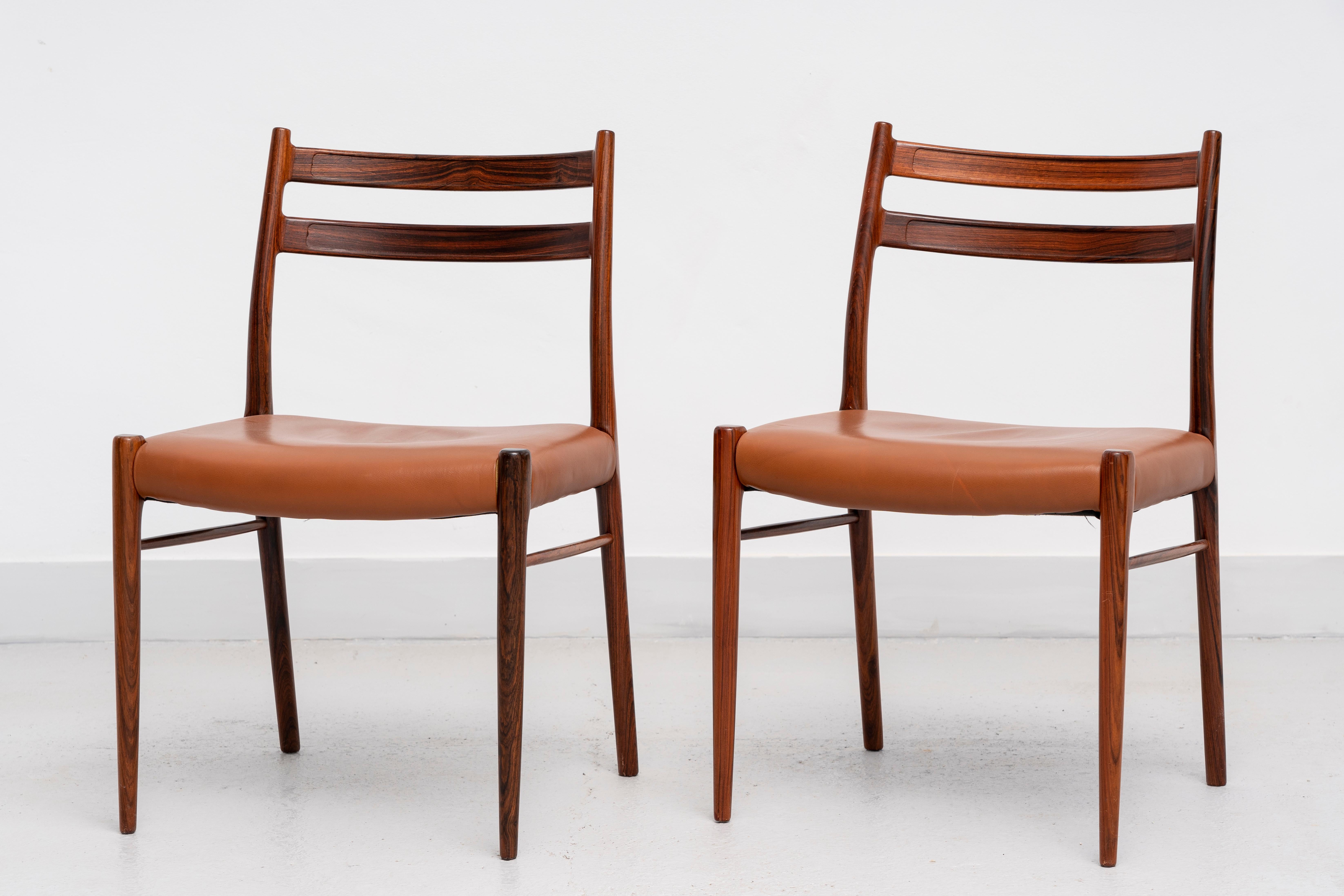 Danish ARNE WAHL IVERSEN (Denmark, 1927-2016) Set of 8 wood and leather chairs, c.1960. For Sale