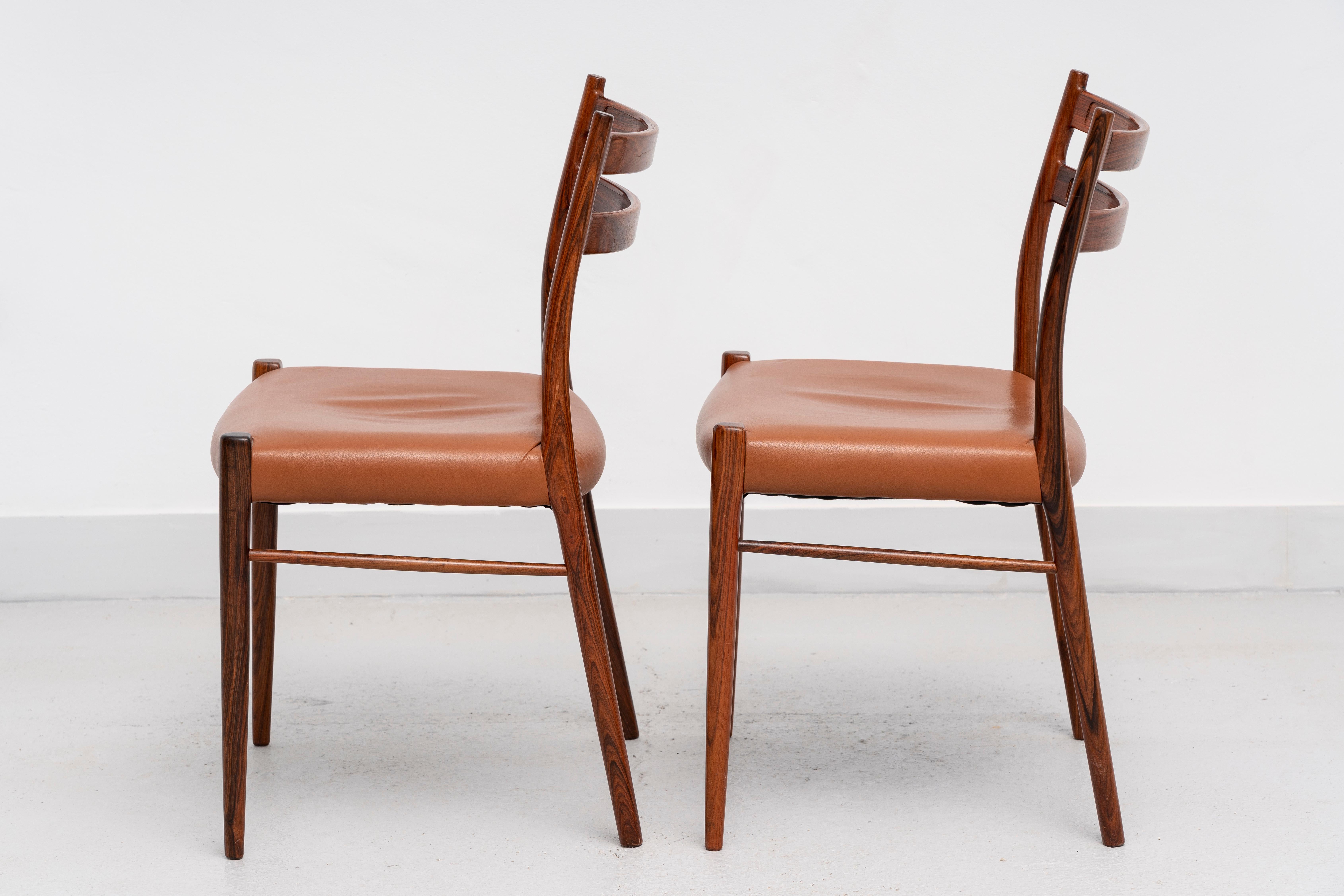 ARNE WAHL IVERSEN (Denmark, 1927-2016) Set of 8 wood and leather chairs, c.1960. In Good Condition For Sale In MADRID, ES