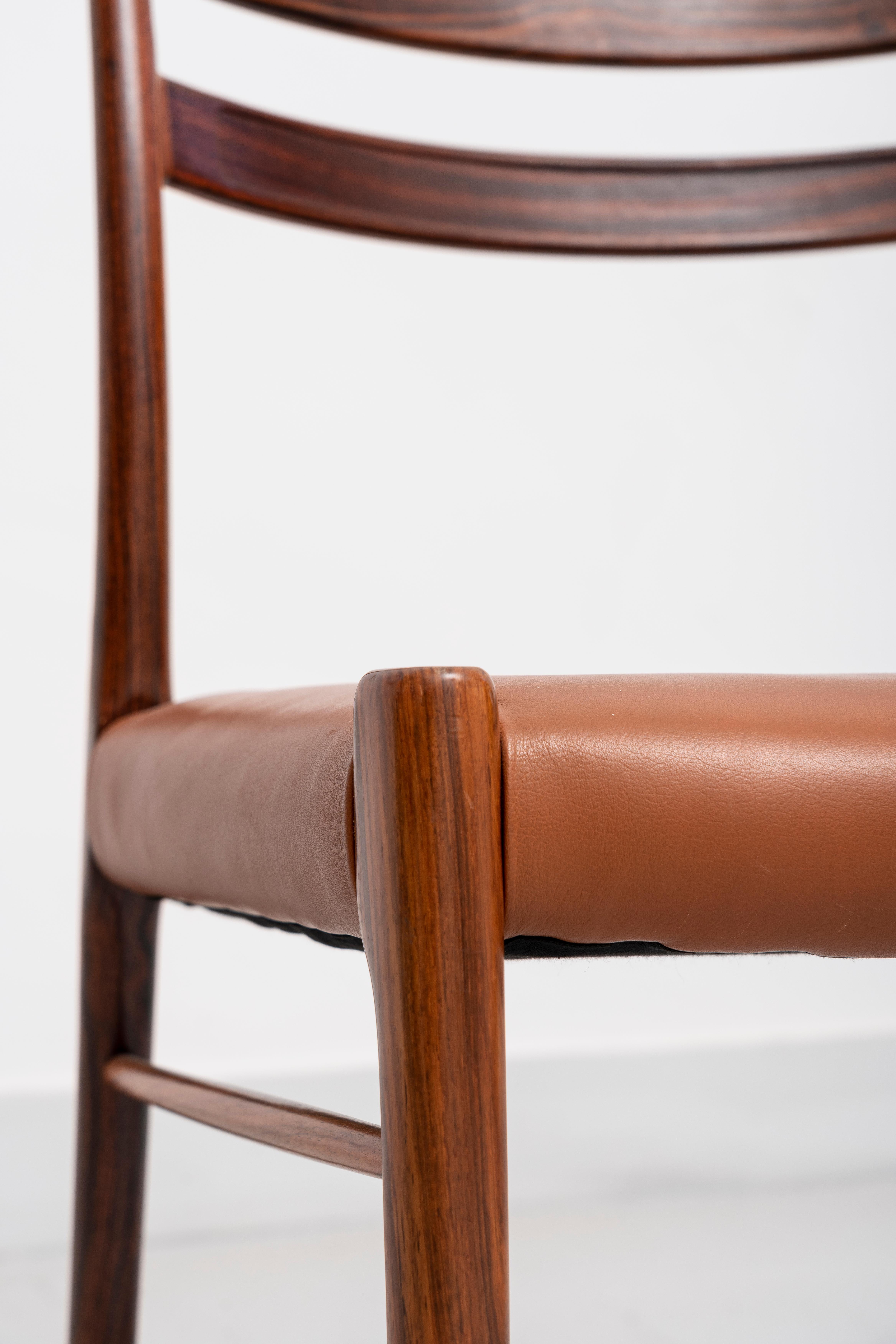 ARNE WAHL IVERSEN (Denmark, 1927-2016) Set of 8 wood and leather chairs, c.1960. For Sale 1