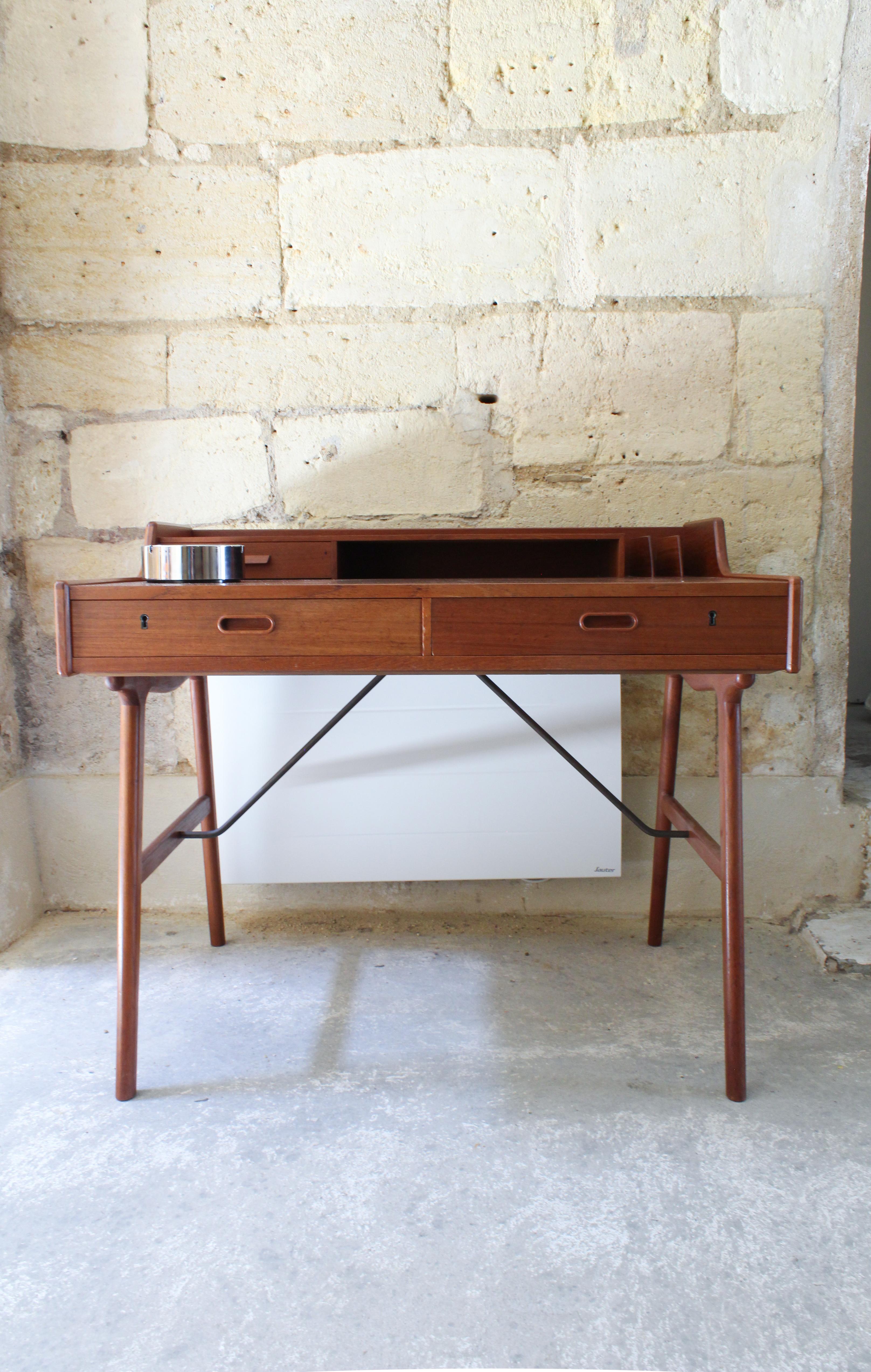 Scandinavian design is renowned for its minimalist, functional aesthetic. Here we find clean lines and the characteristic compass base.
Arne Wahl Iversen uses mainly natural materials such as teak, giving the furniture a natural warmth and timeless