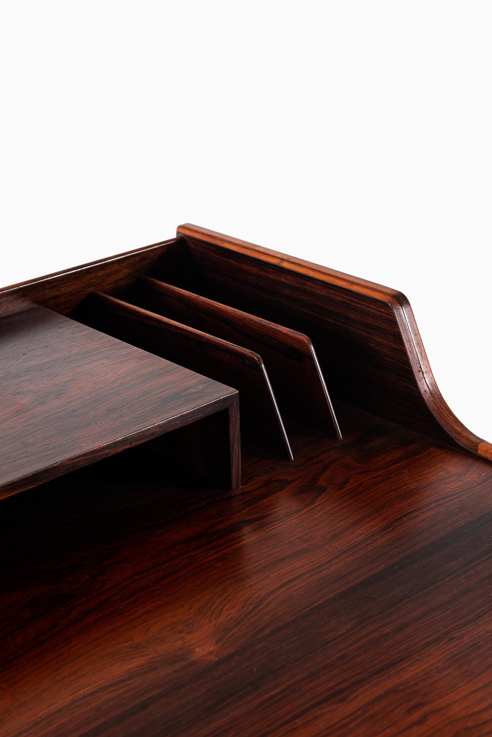 Rare desk / vanity model 64 designed by Arne-Wahl Iversen. Produced by Vinde Møbelfabrik in Denmark.