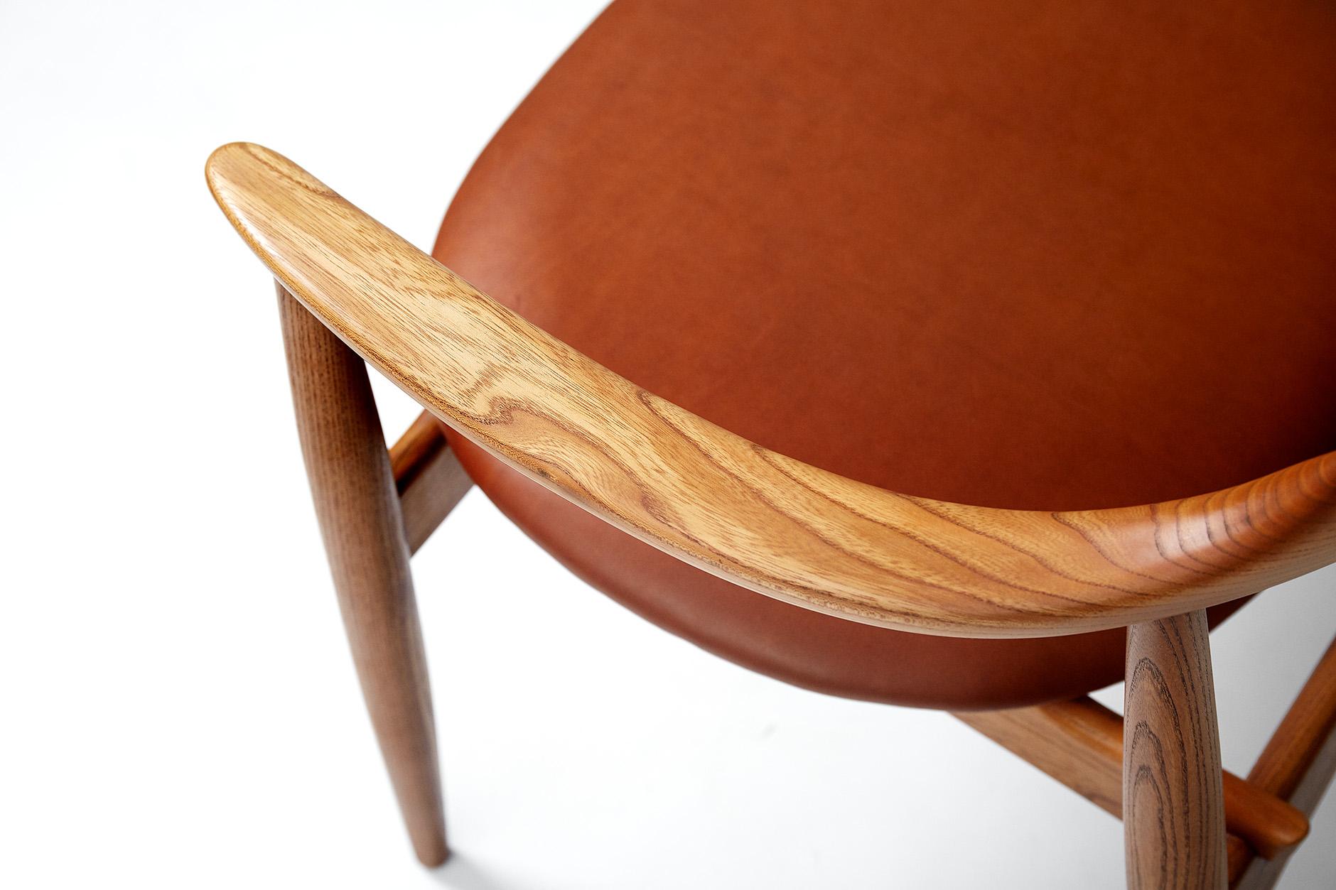 Arne Wahl Iversen Elm Wood Round Chair, circa 1960 In Excellent Condition In London, GB