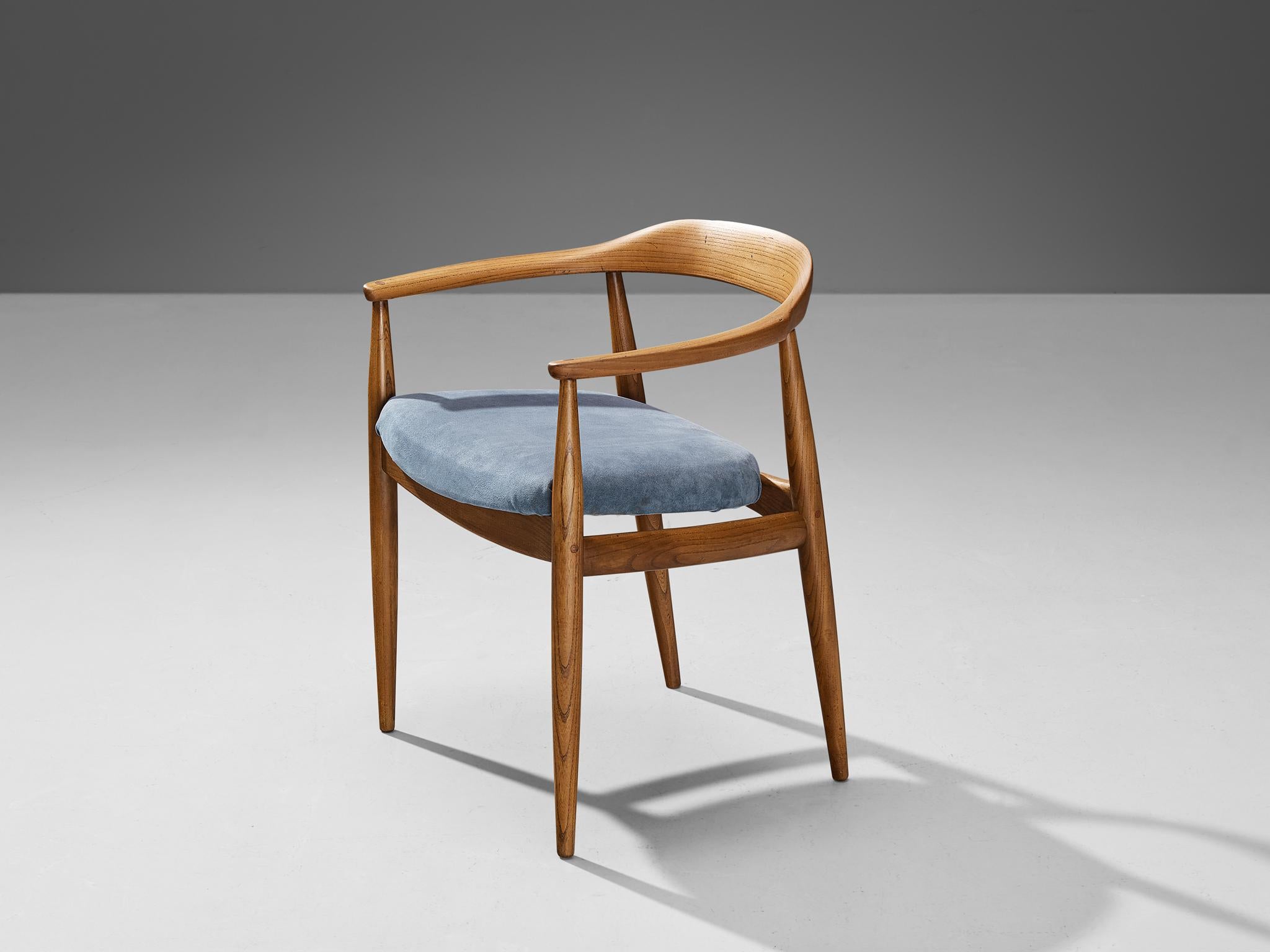 Arne Wahl Iversen pour Niels Eilersen, fauteuil, orme, alcantara, Danemark, années 1950

Cette chaise a été conçue par Arne Wahl Iversen pour Niels E. Eilersen dans les années 1950. La construction ouverte repose sur un dossier en forme de