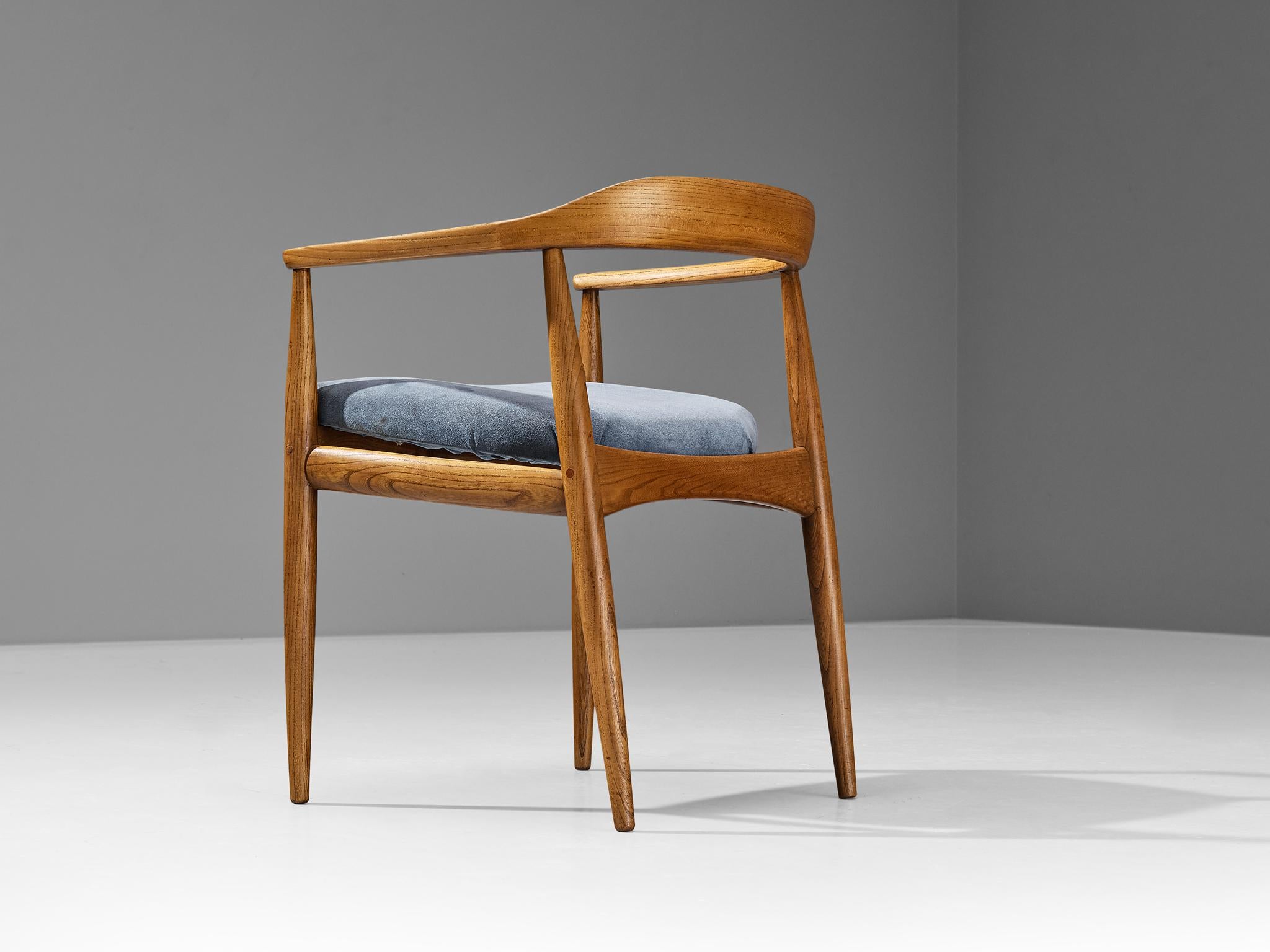 Fauteuil en orme et tissu bleu Arne Wahl Iversen pour Niels E. Eilersen Bon état à Waalwijk, NL
