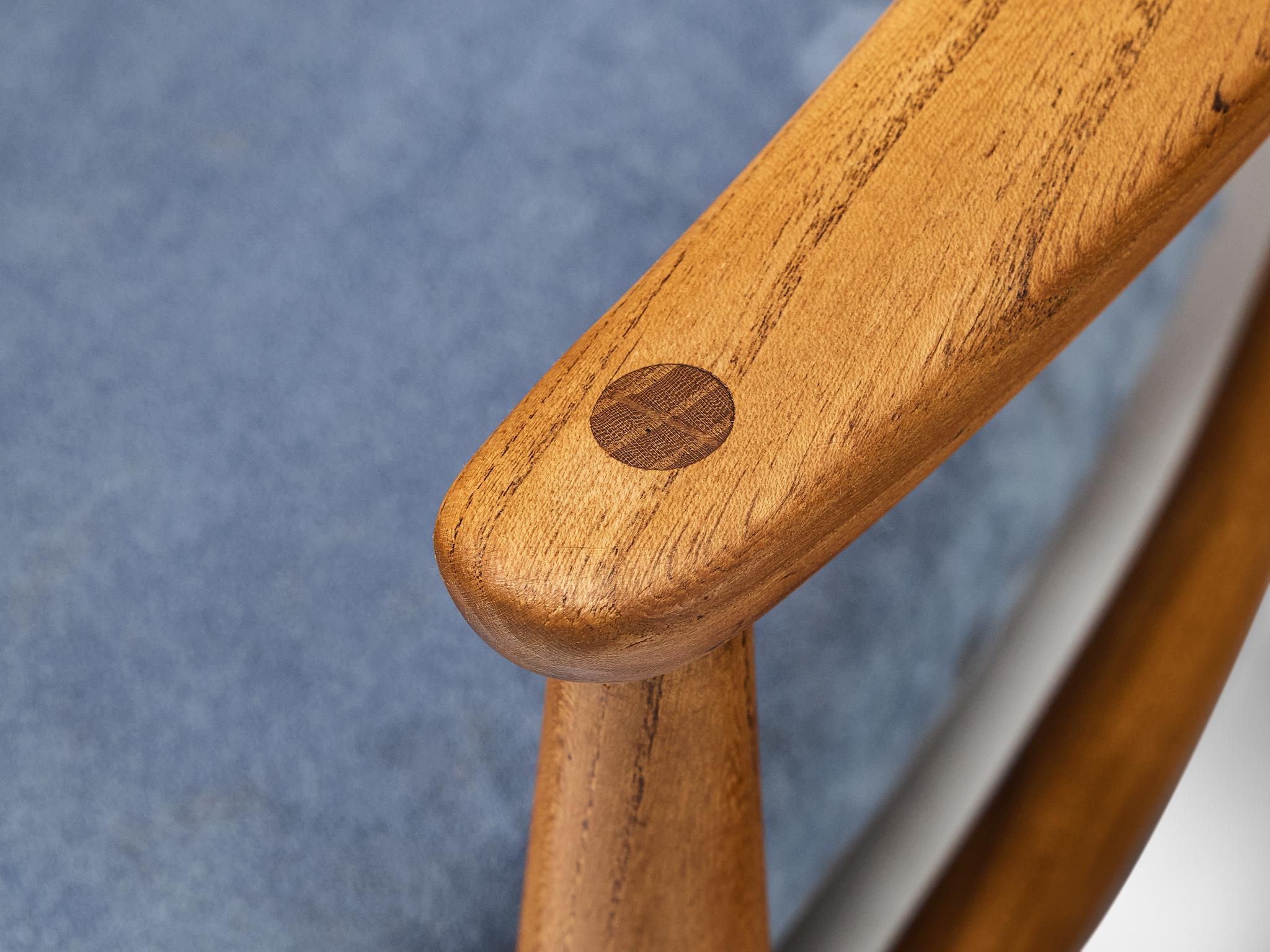 Fauteuil en orme et tissu bleu Arne Wahl Iversen pour Niels E. Eilersen 2