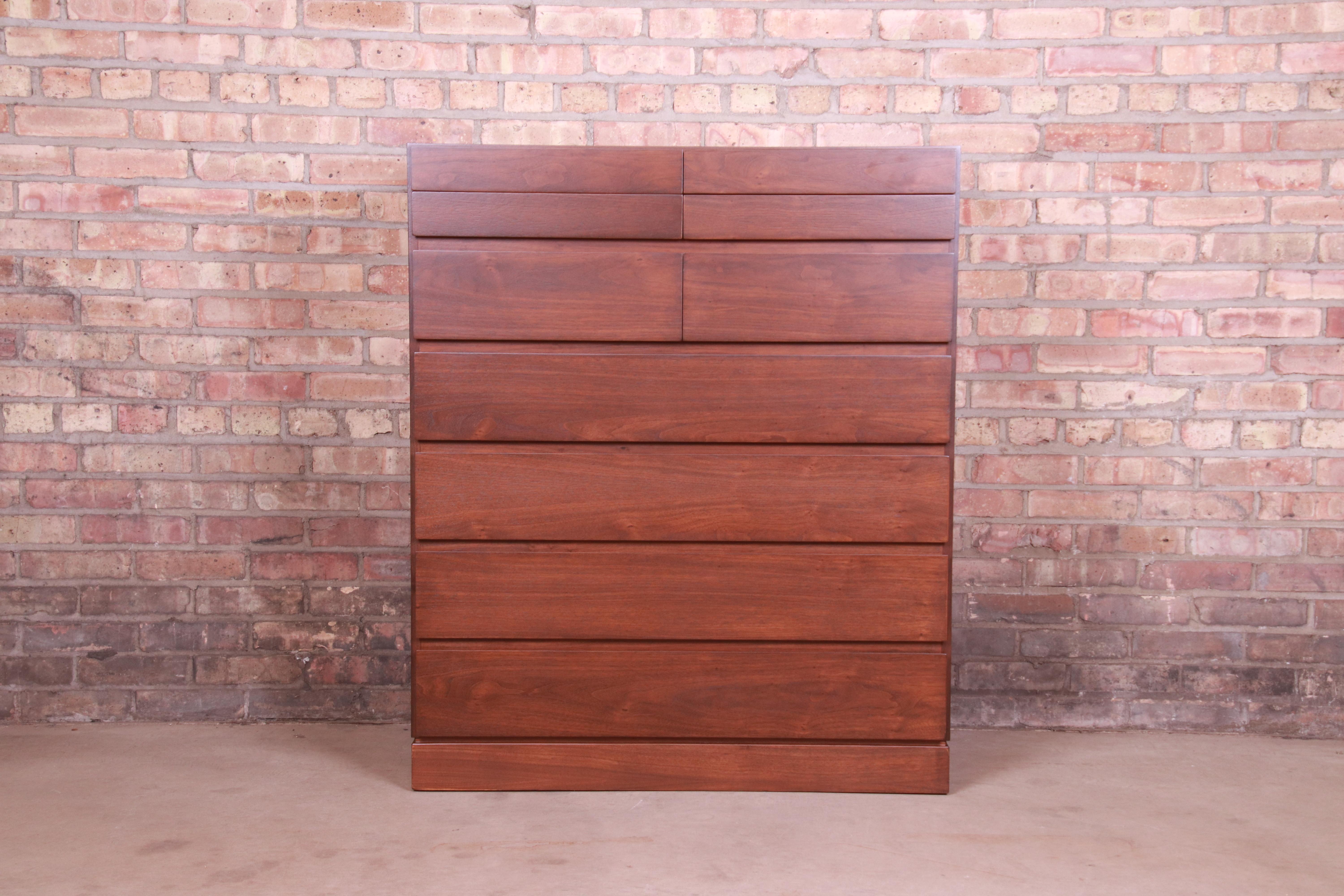 An exceptional mid-century Danish Modern ten-drawer walnut highboy dresser

By Arne Wahl Iversen for Vinde Møbelfabrik

Denmark, 1960s

Measures: 36