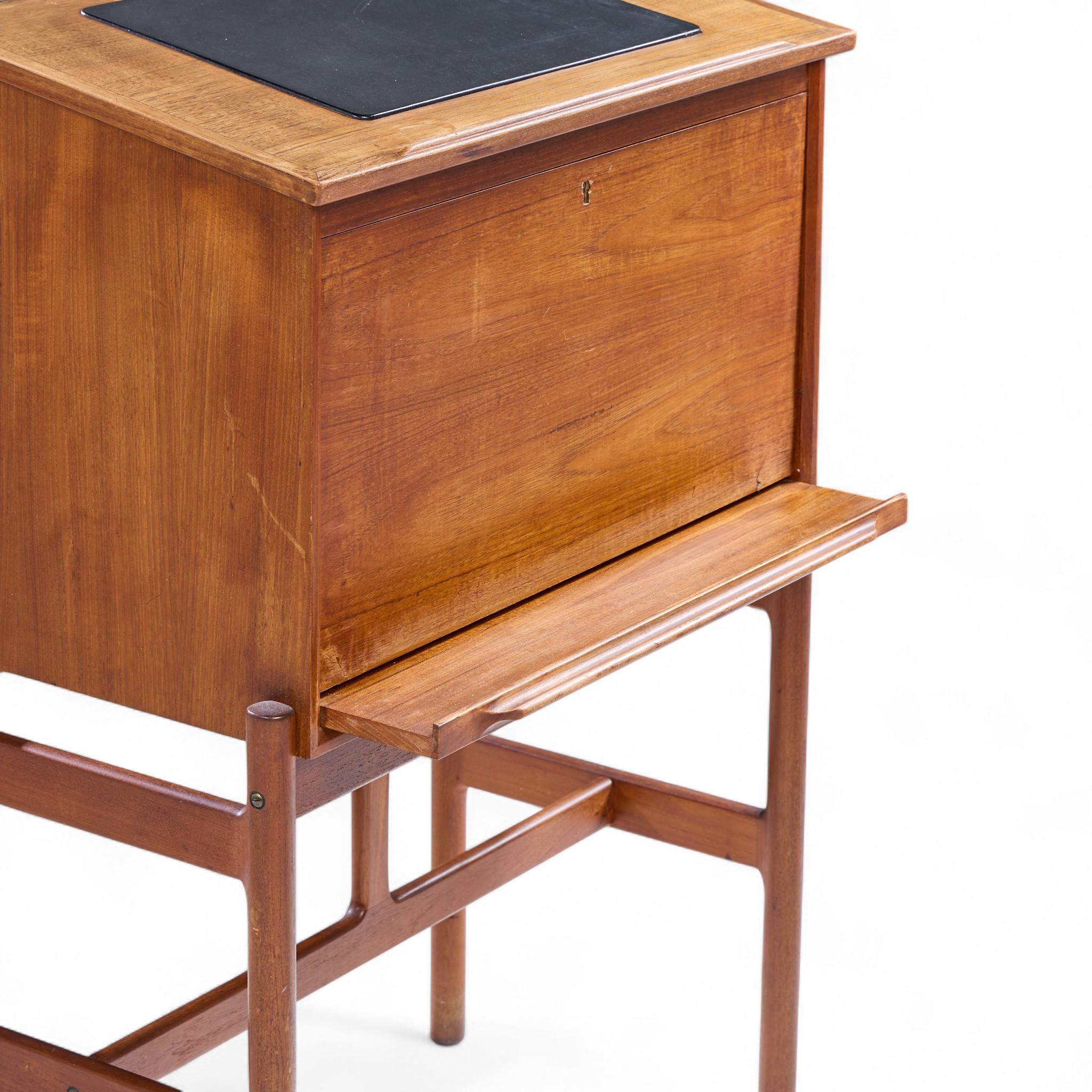 Arne Wahl Iversen per Vinde Møbelfabrik Modello 67 Scrivania a leggio in teak del Medioevo in vendita 4