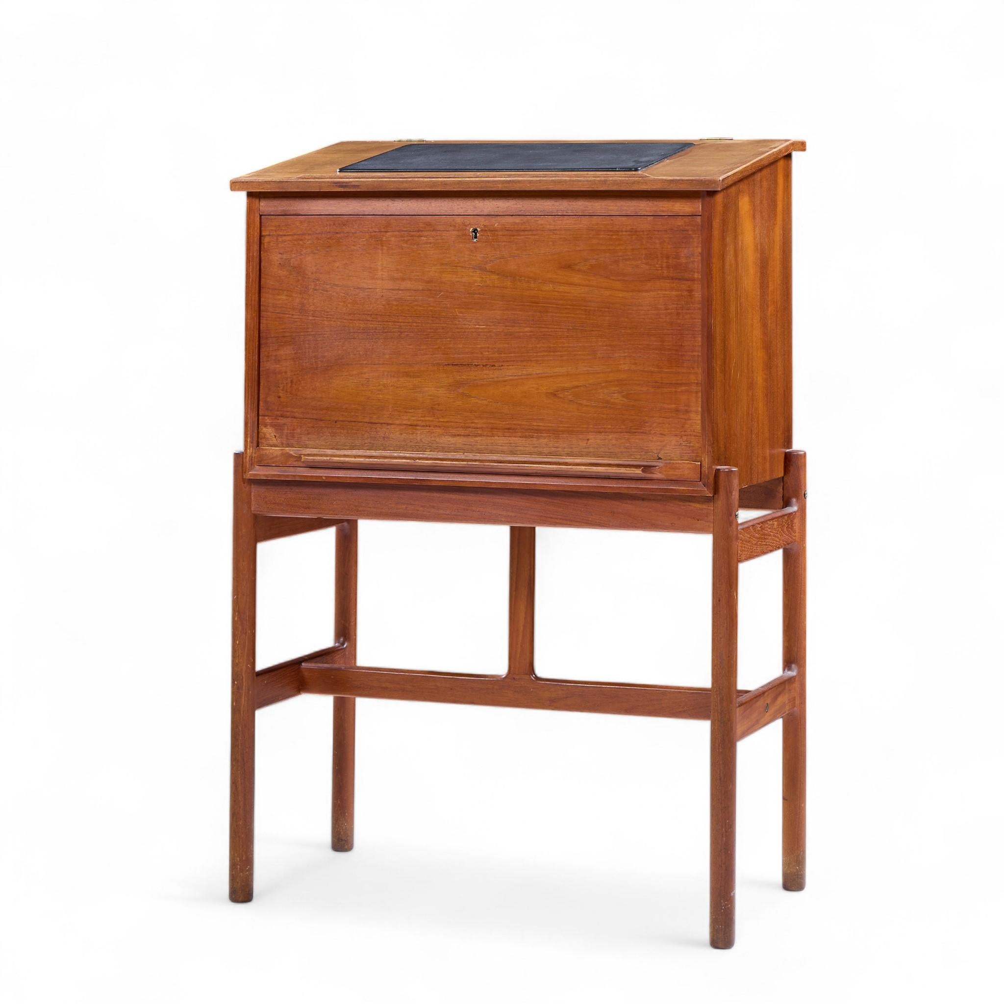 Mid-Century moderno Arne Wahl Iversen per Vinde Møbelfabrik Modello 67 Scrivania a leggio in teak del Medioevo in vendita