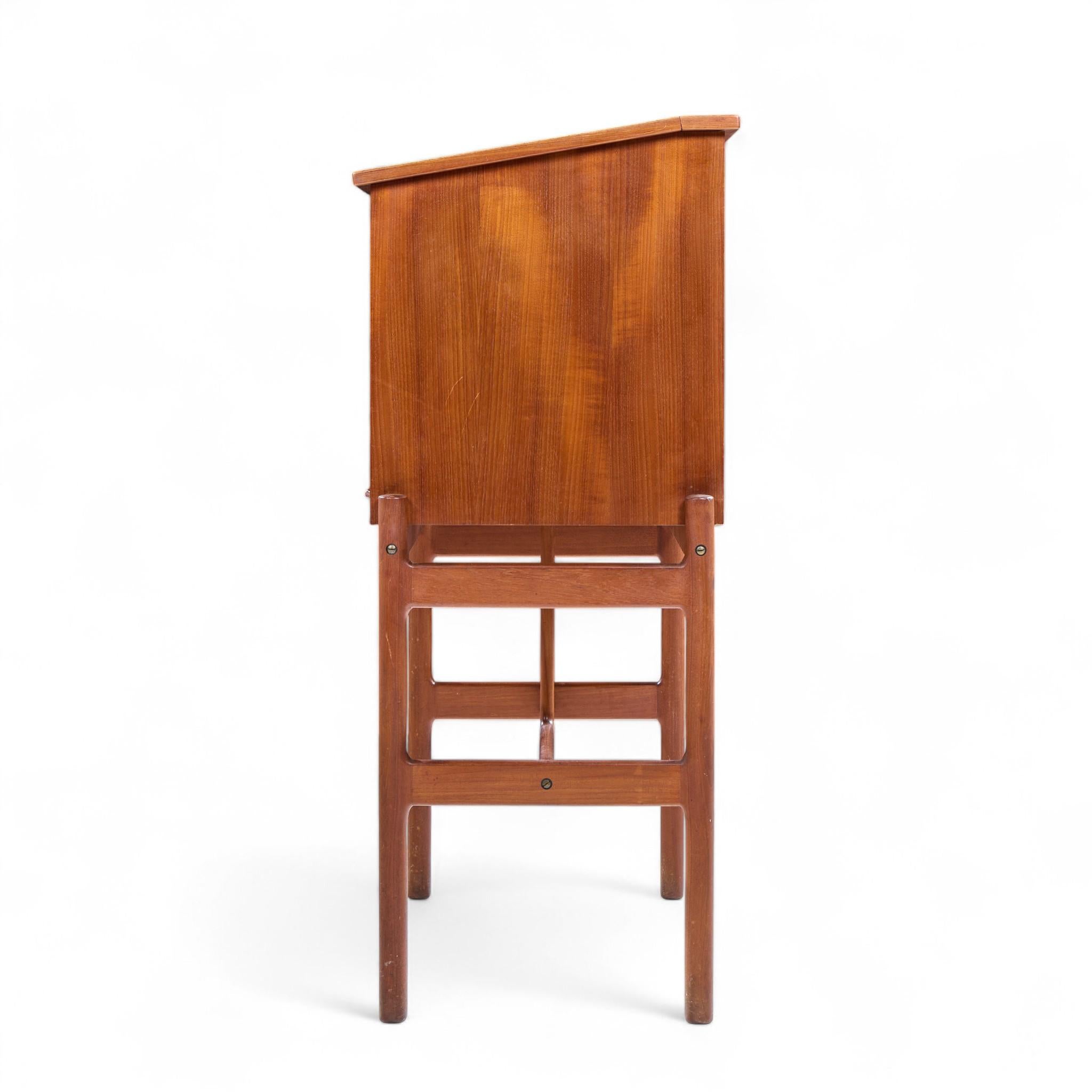 Arne Wahl Iversen per Vinde Møbelfabrik Modello 67 Scrivania a leggio in teak del Medioevo In condizioni buone in vendita a Franklin Park, IL