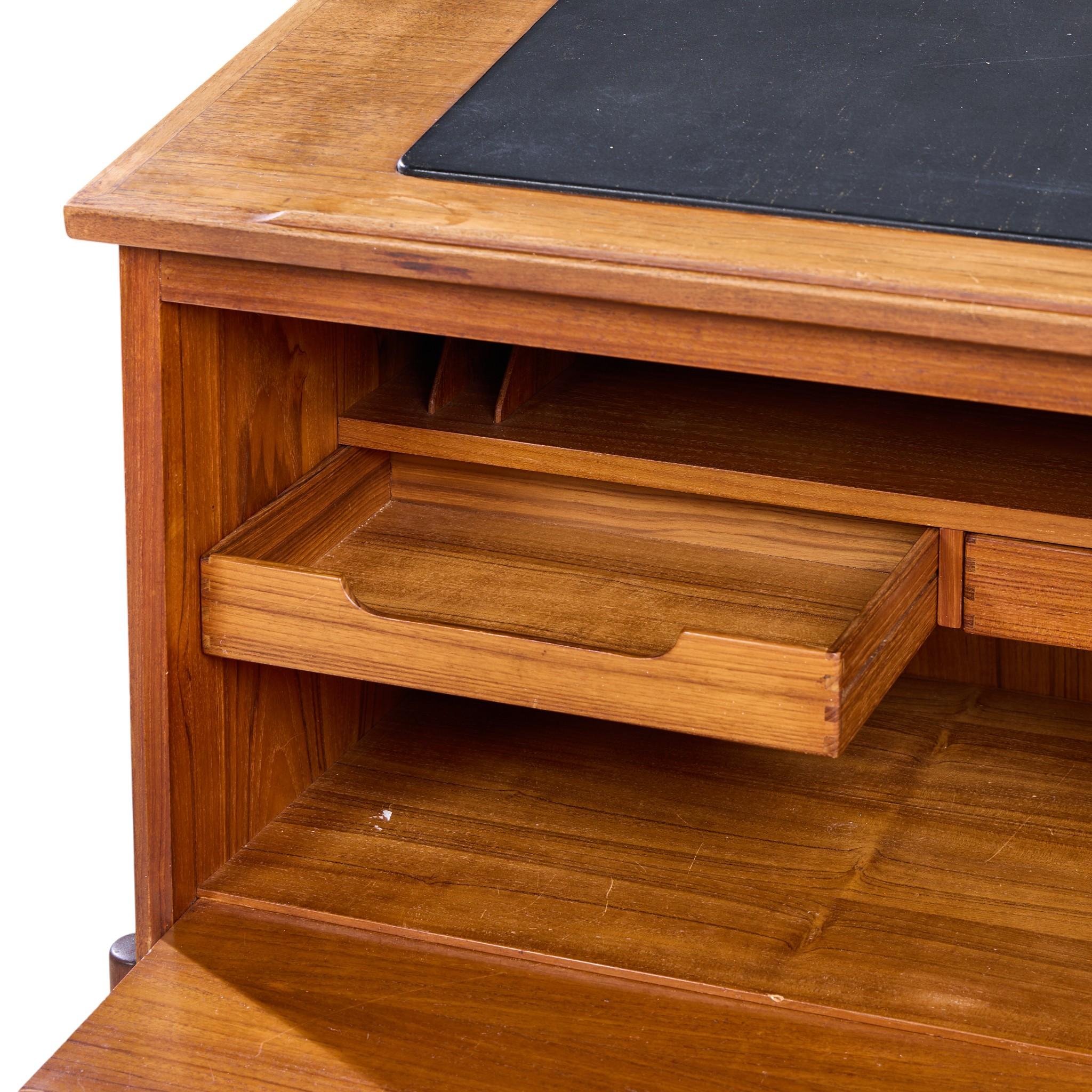 Arne Wahl Iversen per Vinde Møbelfabrik Modello 67 Scrivania a leggio in teak del Medioevo in vendita 1