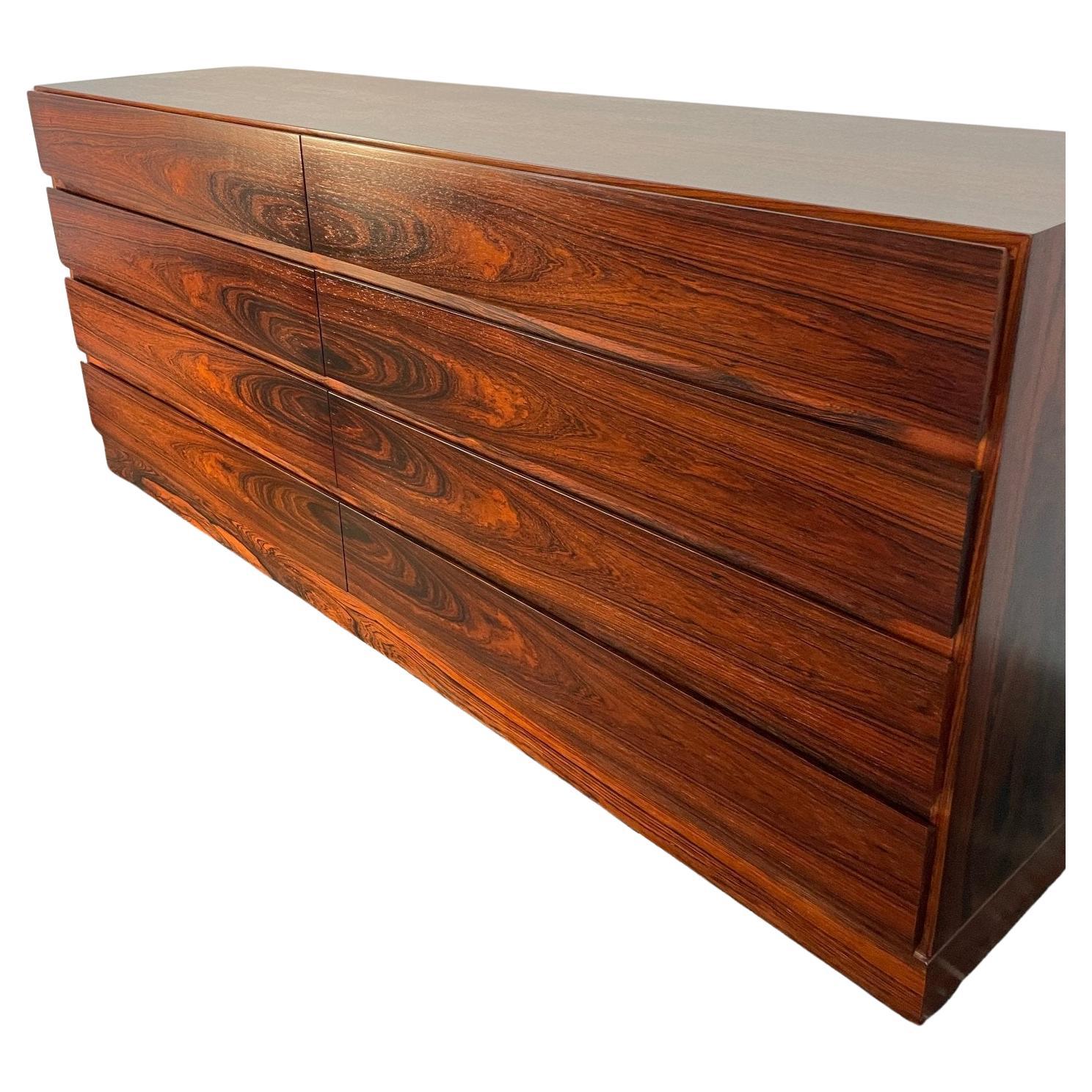 Designed by Arne Wahl Iversen and made by Vinde Möbelfabrik in Denmark in the 1960s. Beautiful rosewood grain throughout, excellent storage options and high quality craftsmanship. This piece includes eight full size drawers sitting atop a plinth