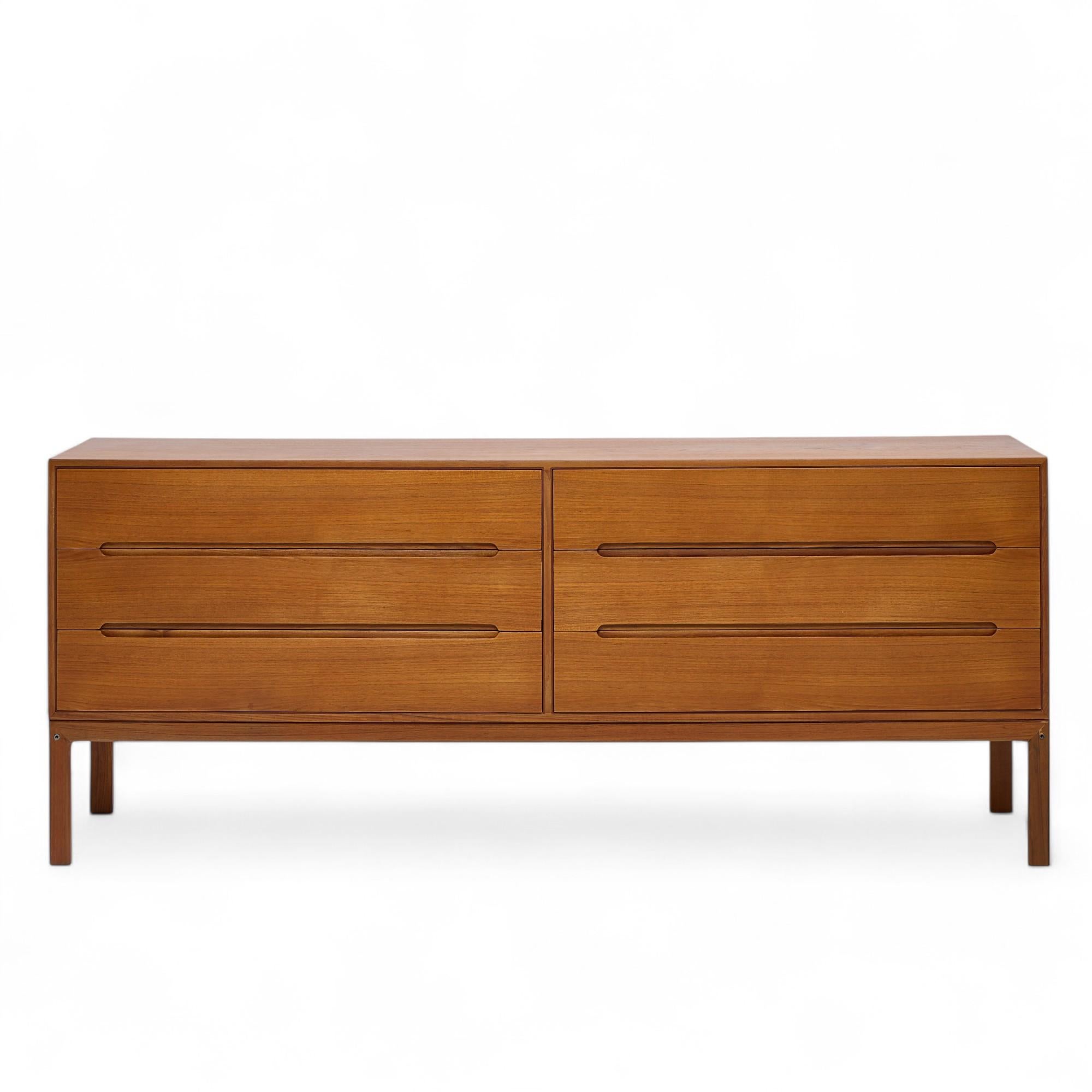 Arne Wahl Iversen pour Vinde Mobler Mid Century Danish Teak Lowboy Dresser (commode basse en teck)

Ce bas de caisse mesure : 71.5 large x 18 profond x 29 pouces de haut

Tous les meubles peuvent être achetés dans ce que nous appelons un état
