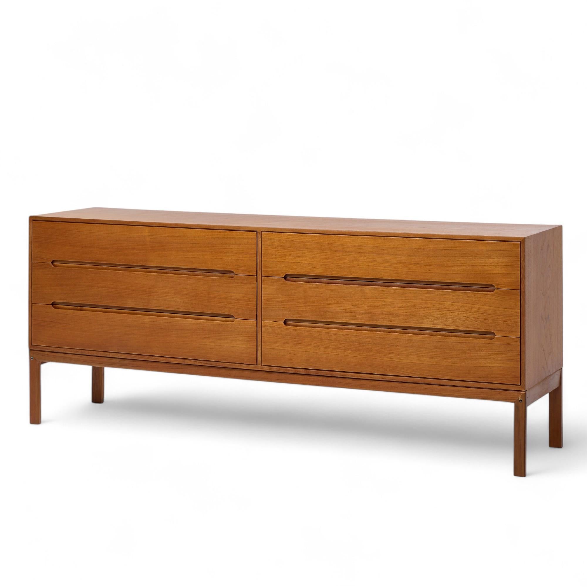 Mid-Century Modern Arne Wahl Iversen pour Vinde Mobler Mid Century Danish Teak Lowboy Dresser (commode basse en teck) en vente