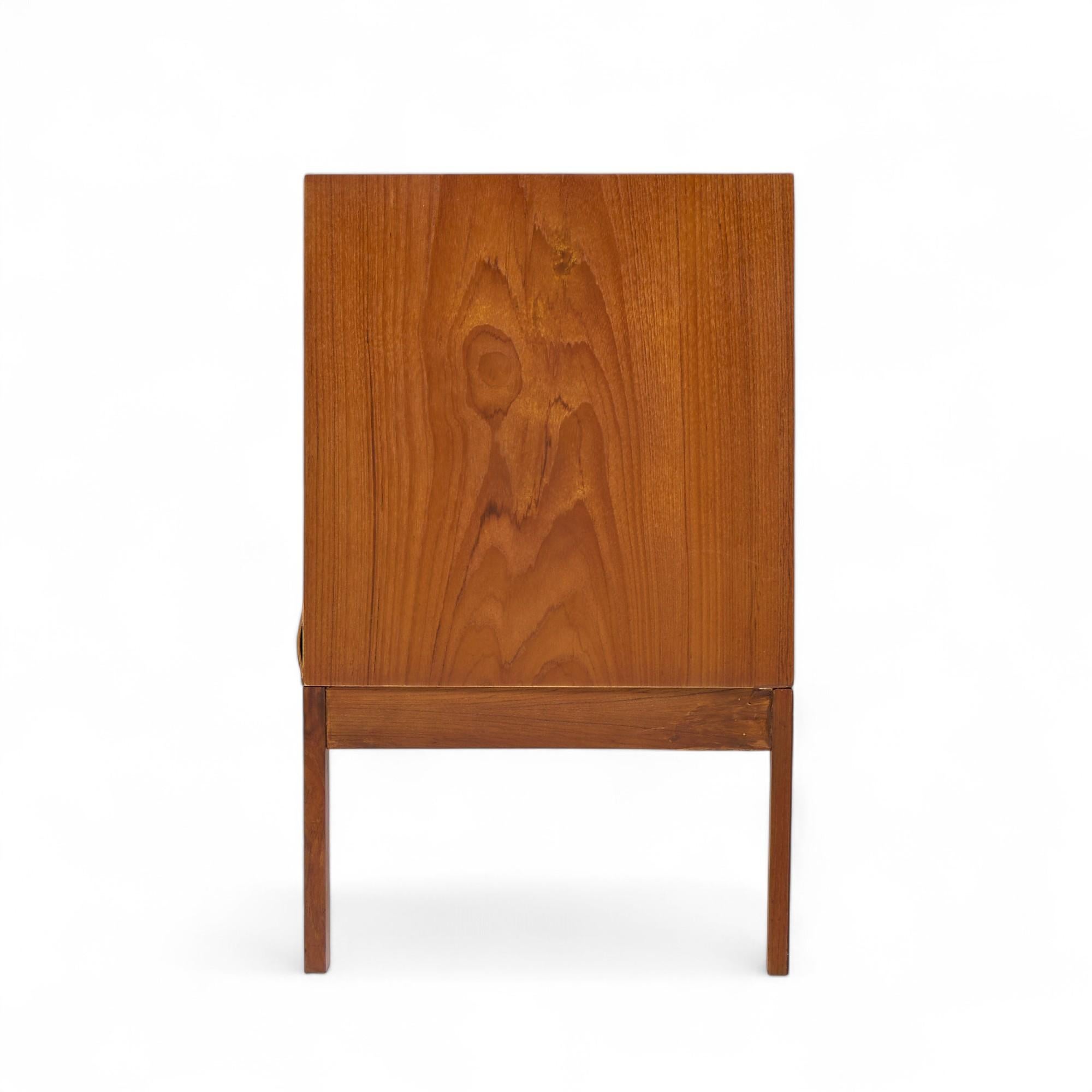 Danois Arne Wahl Iversen pour Vinde Mobler Mid Century Danish Teak Lowboy Dresser (commode basse en teck) en vente