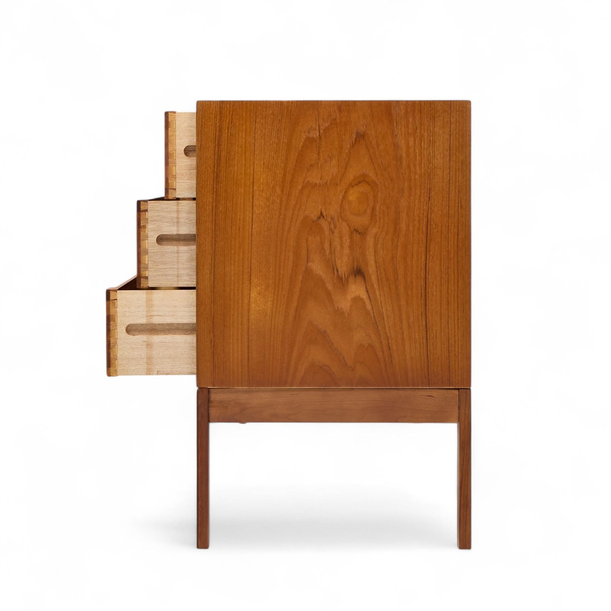 Arne Wahl Iversen pour Vinde Mobler Mid Century Danish Teak Lowboy Dresser (commode basse en teck) Bon état - En vente à Franklin Park, IL