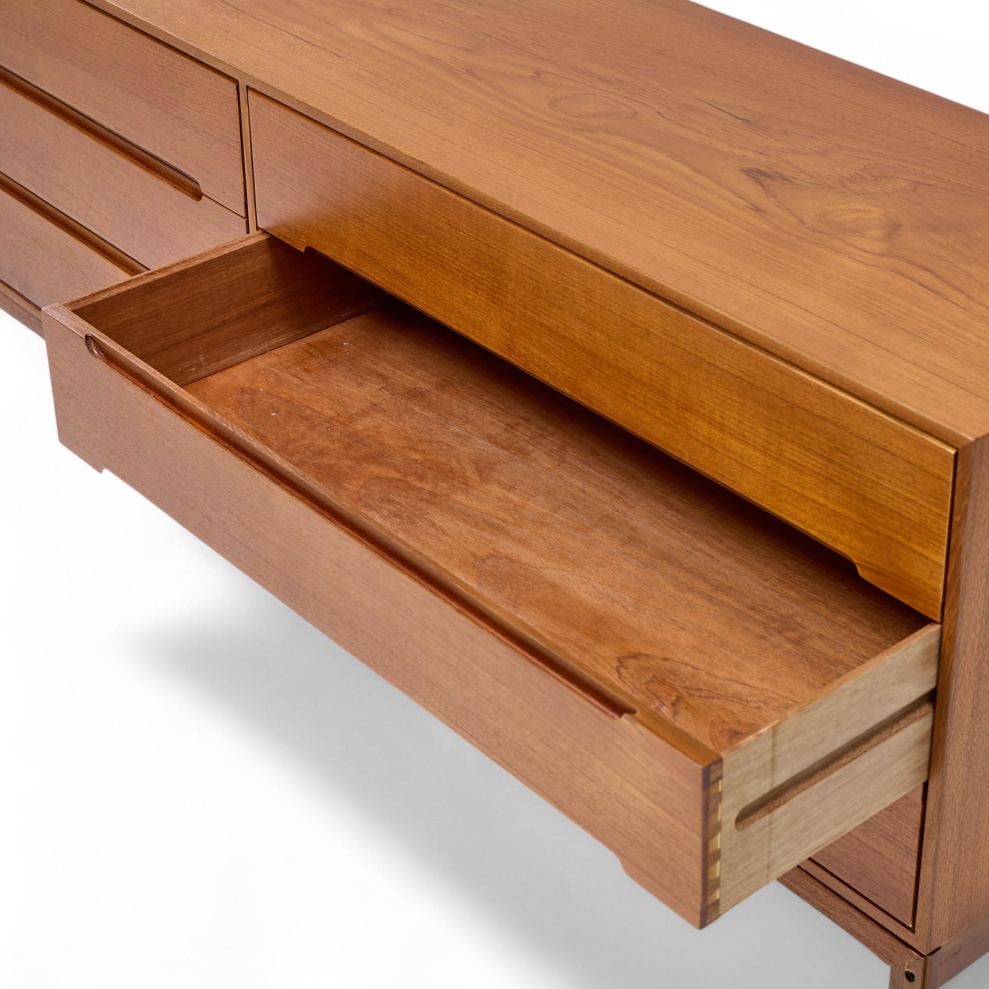 20ième siècle Arne Wahl Iversen pour Vinde Mobler Mid Century Danish Teak Lowboy Dresser (commode basse en teck) en vente