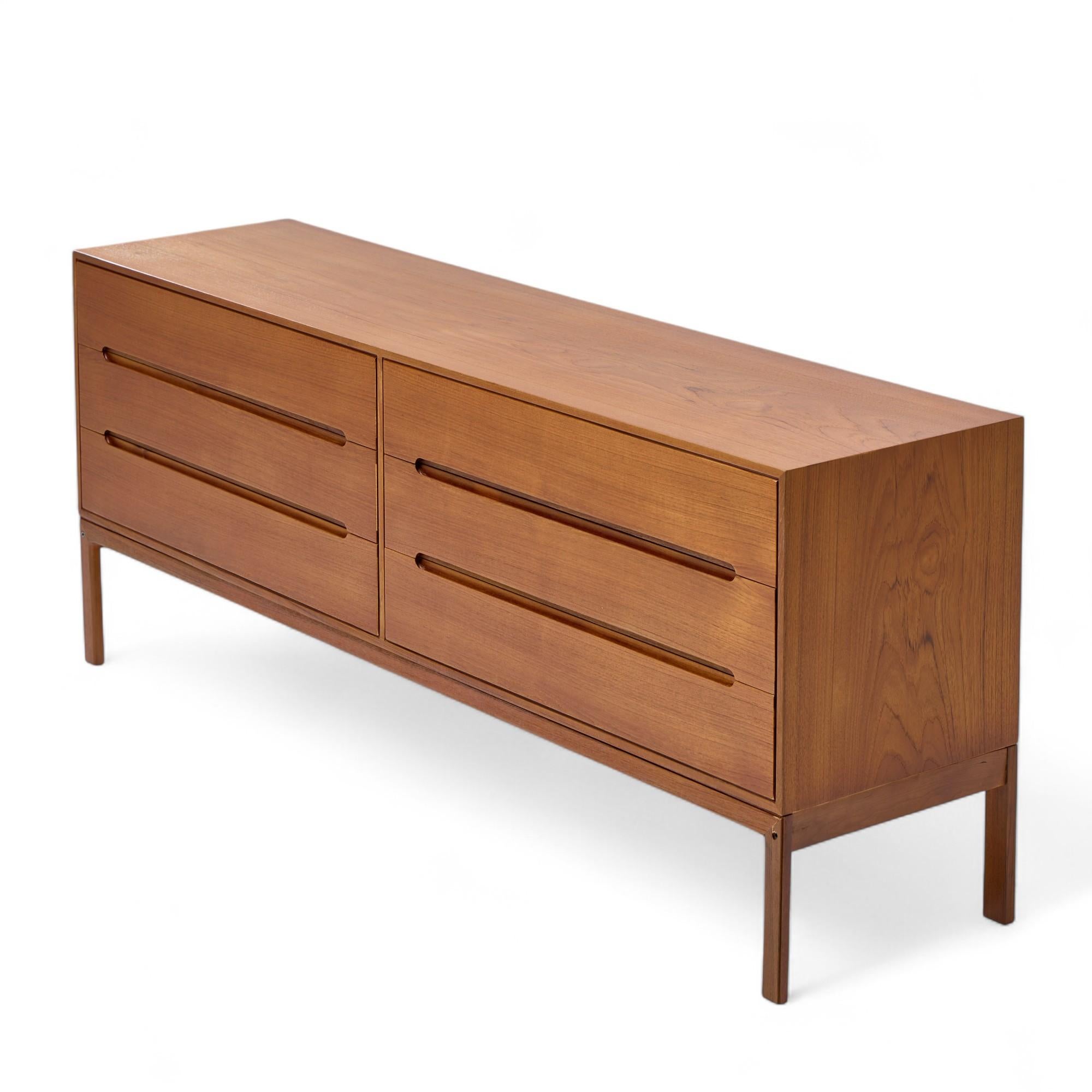 Arne Wahl Iversen pour Vinde Mobler Mid Century Danish Teak Lowboy Dresser (commode basse en teck) en vente 1