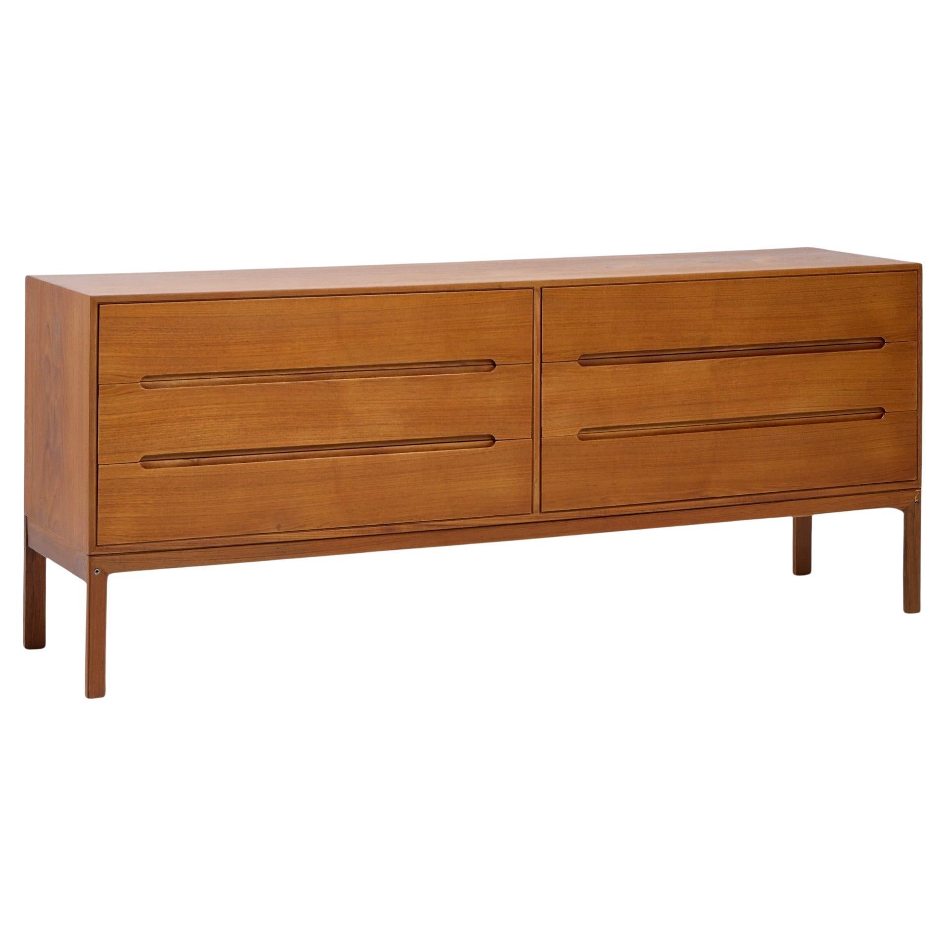 Arne Wahl Iversen pour Vinde Mobler Mid Century Danish Teak Lowboy Dresser (commode basse en teck) en vente