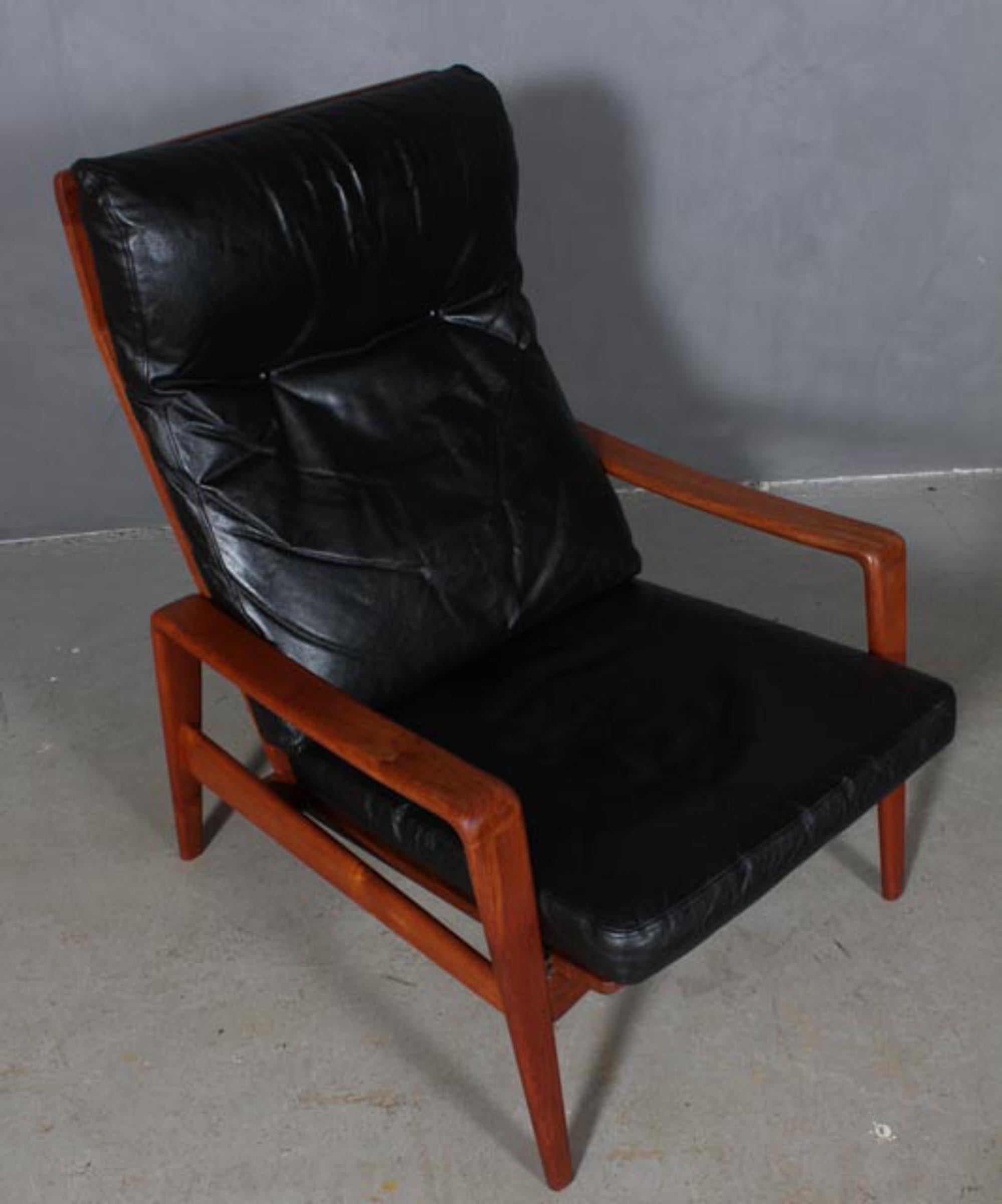 Arne Wahl Iversen. Lounge chair with frame of teak, Loose cushions in original black leather leather, 1960s. Manufactured by Komfort.

